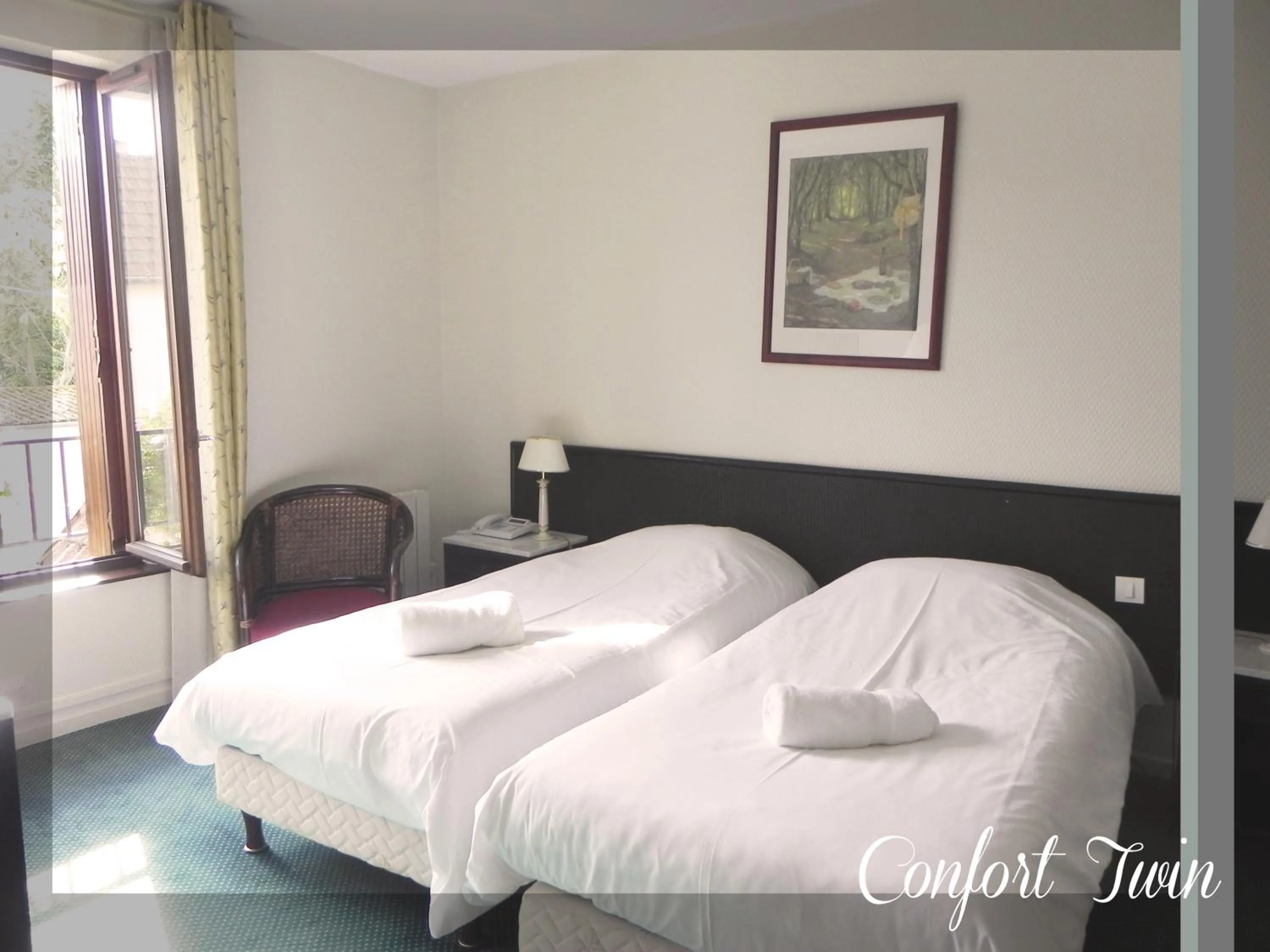 Bed in Logis Le Relais Champenois