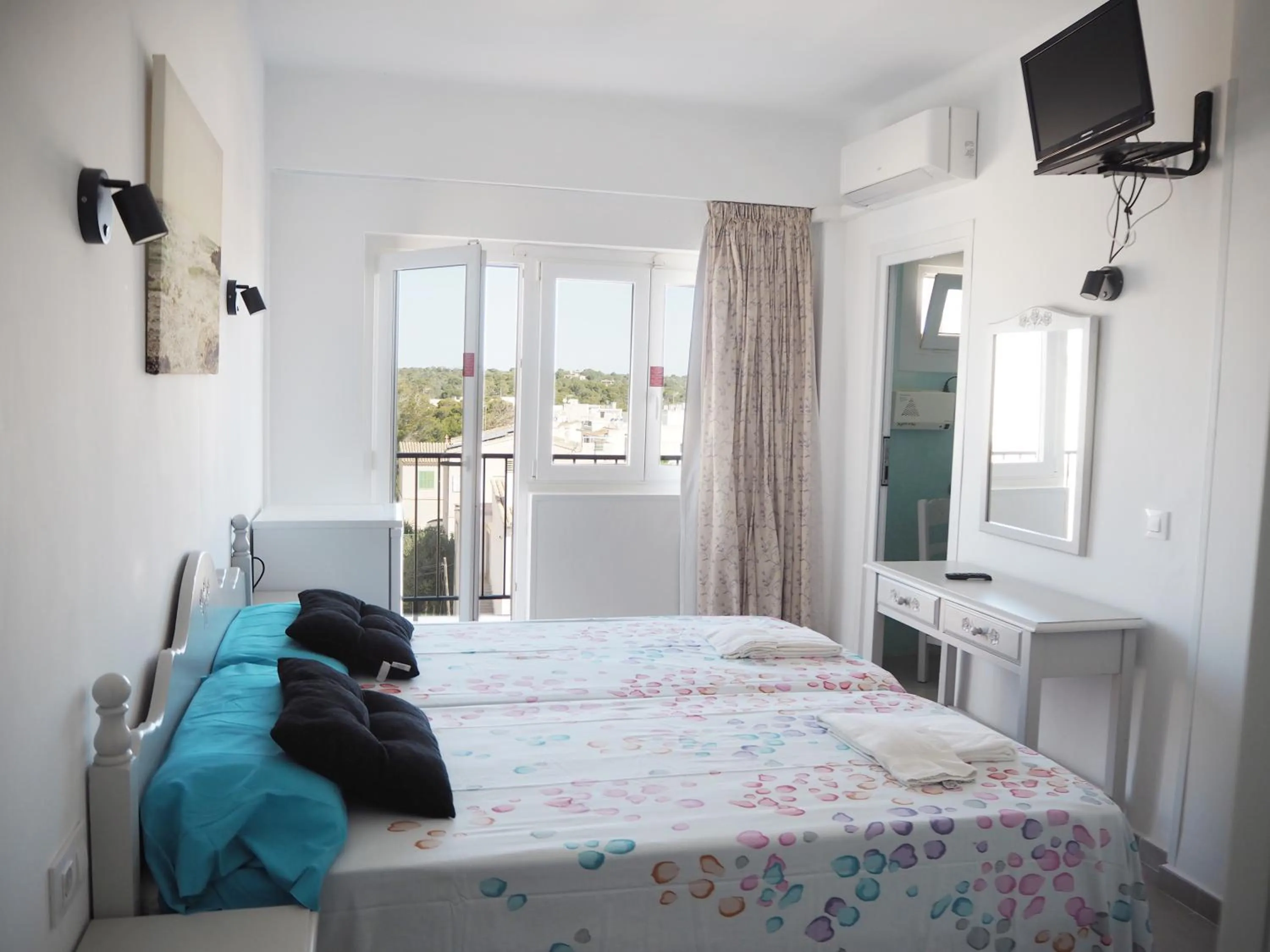 Photo of the whole room, Bed in Hotel Rocamar