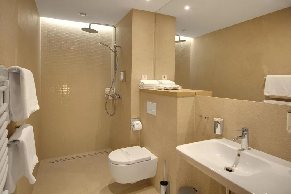 Shower in Eva Park Life & Spa