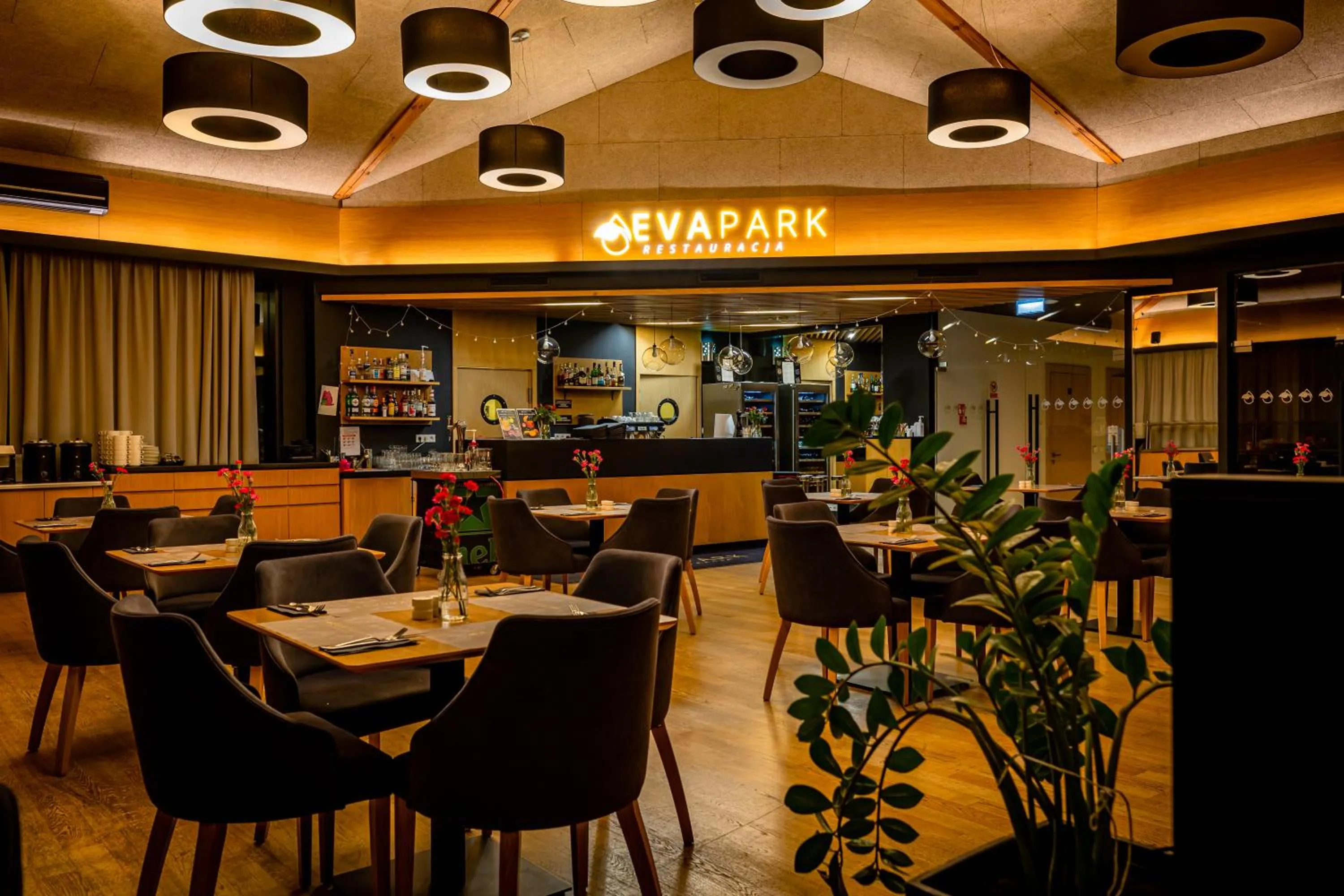 Restaurant/places to eat in Eva Park Life & Spa