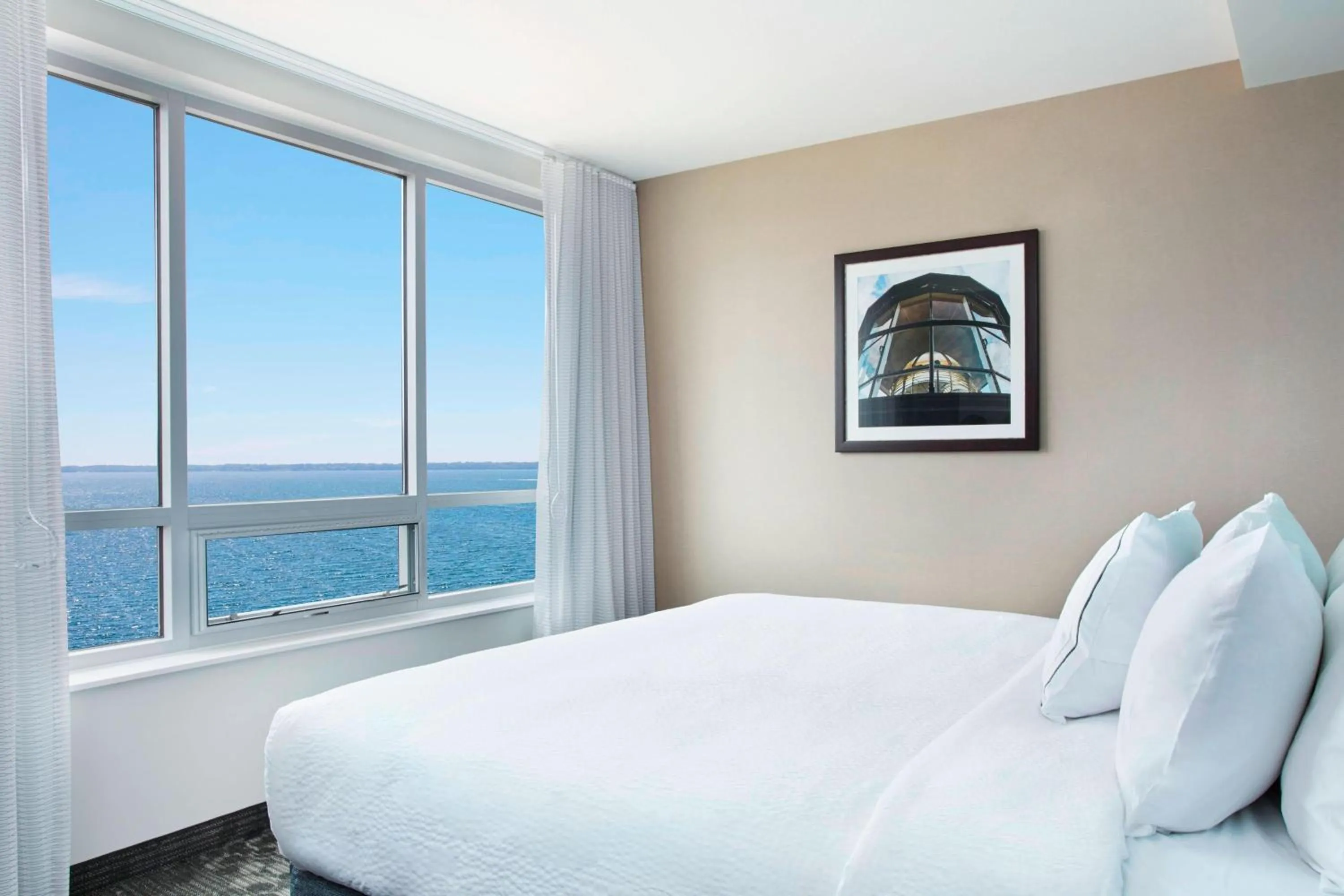 Bedroom, Bed in Courtyard by Marriott Erie Bayfront