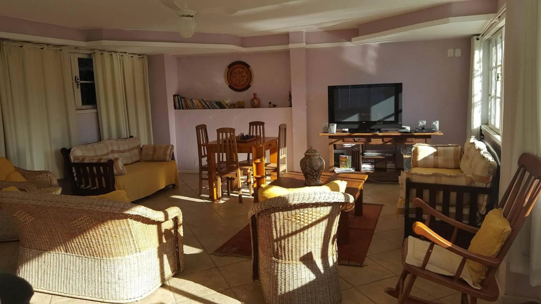 Communal lounge/ TV room in Pousada D'amoras