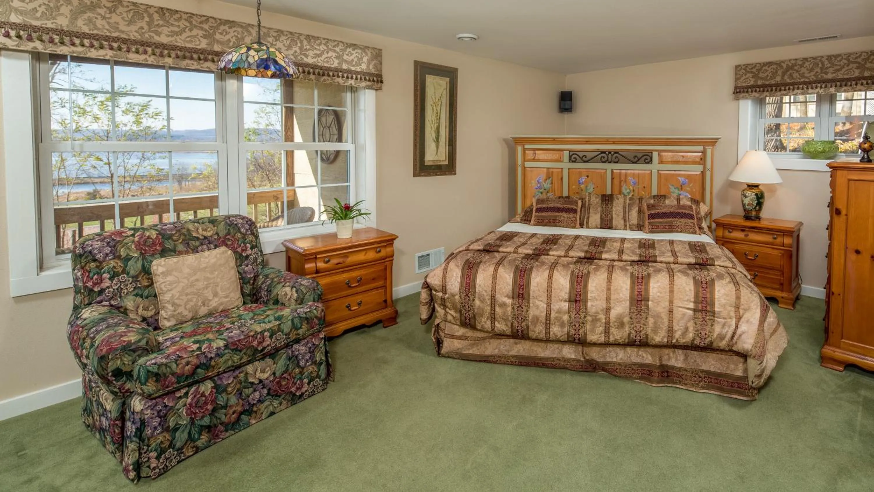 Kitchen or kitchenette, Bed in Goldmoor Inn & Resort