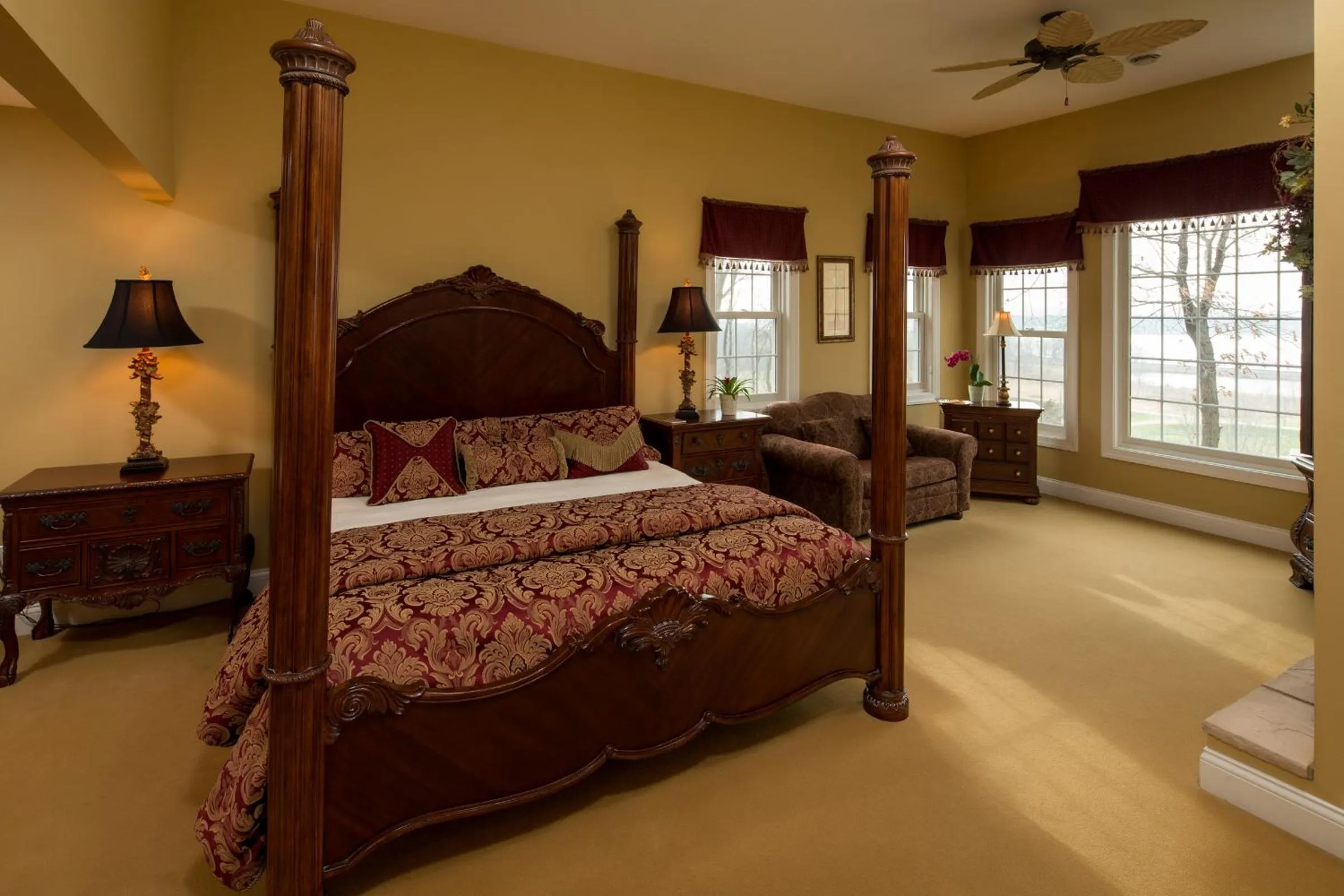 Seating area, Bed in Goldmoor Inn & Resort