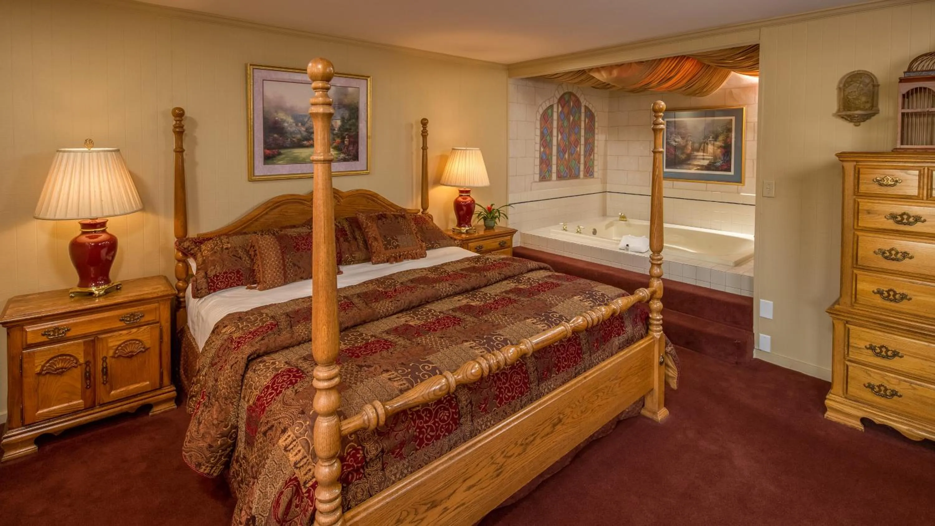 Hot Tub, Bed in Goldmoor Inn & Resort