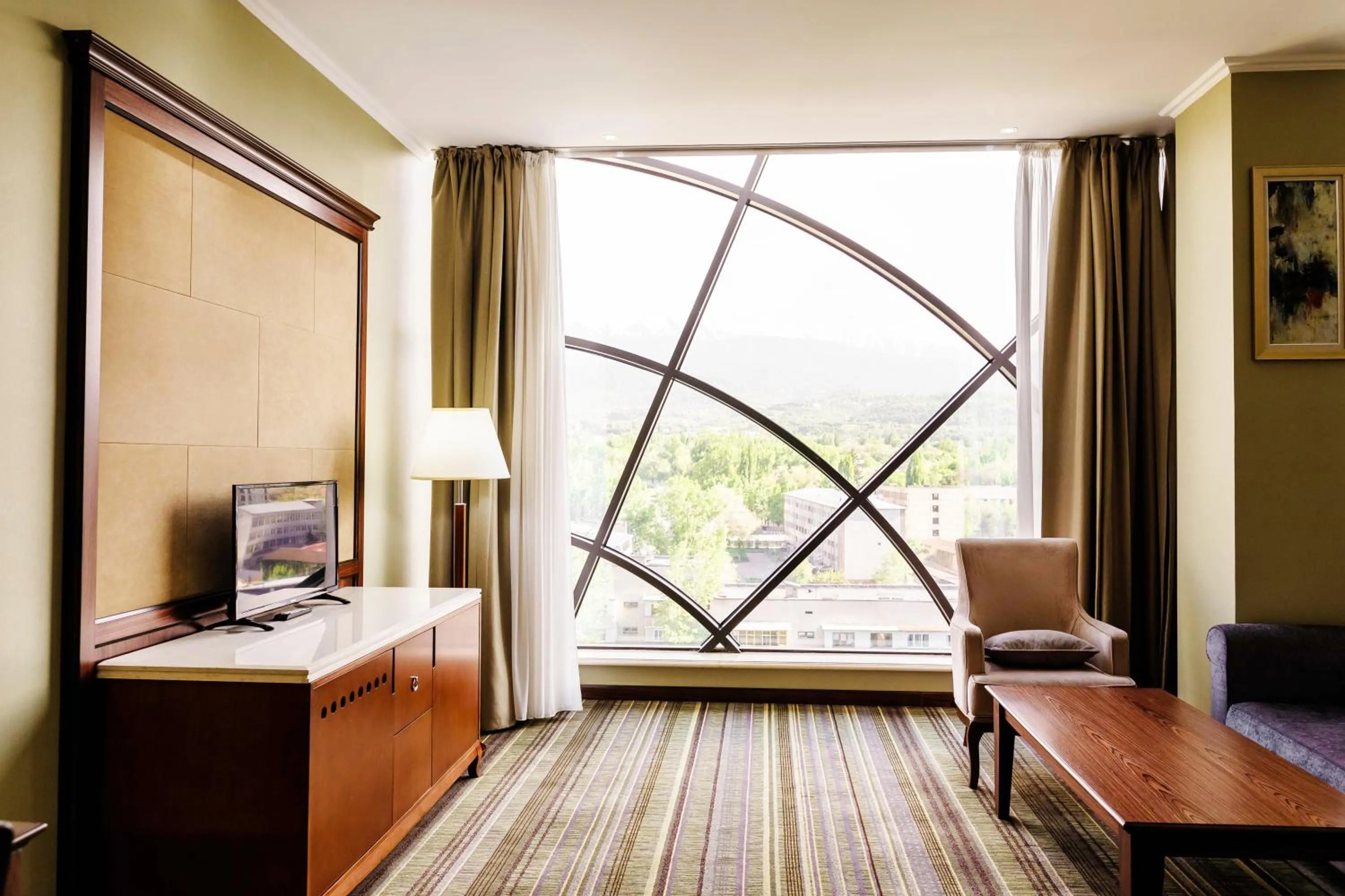 Communal lounge/ TV room in Shera Inn Hotel