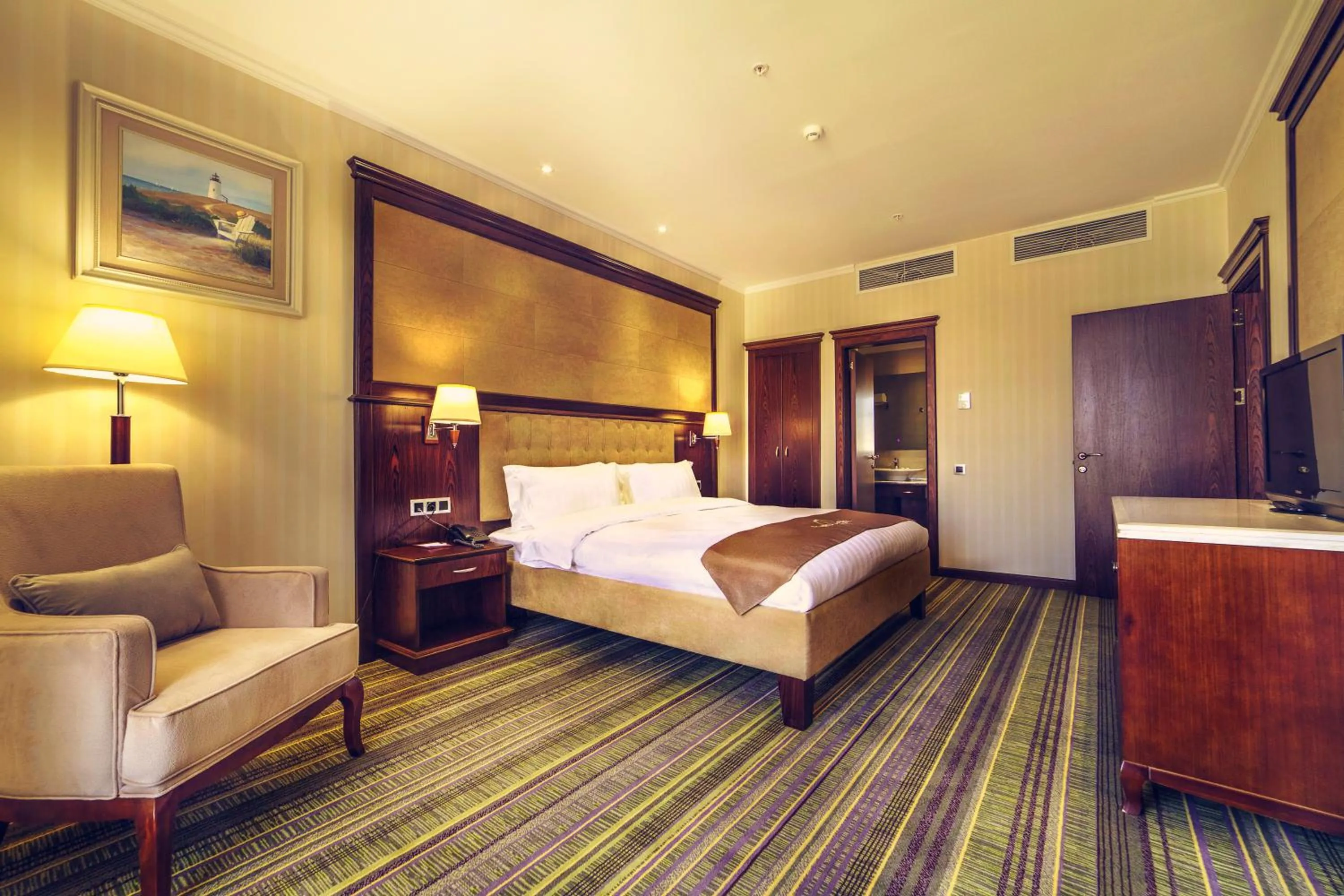 Bed in Shera Inn Hotel