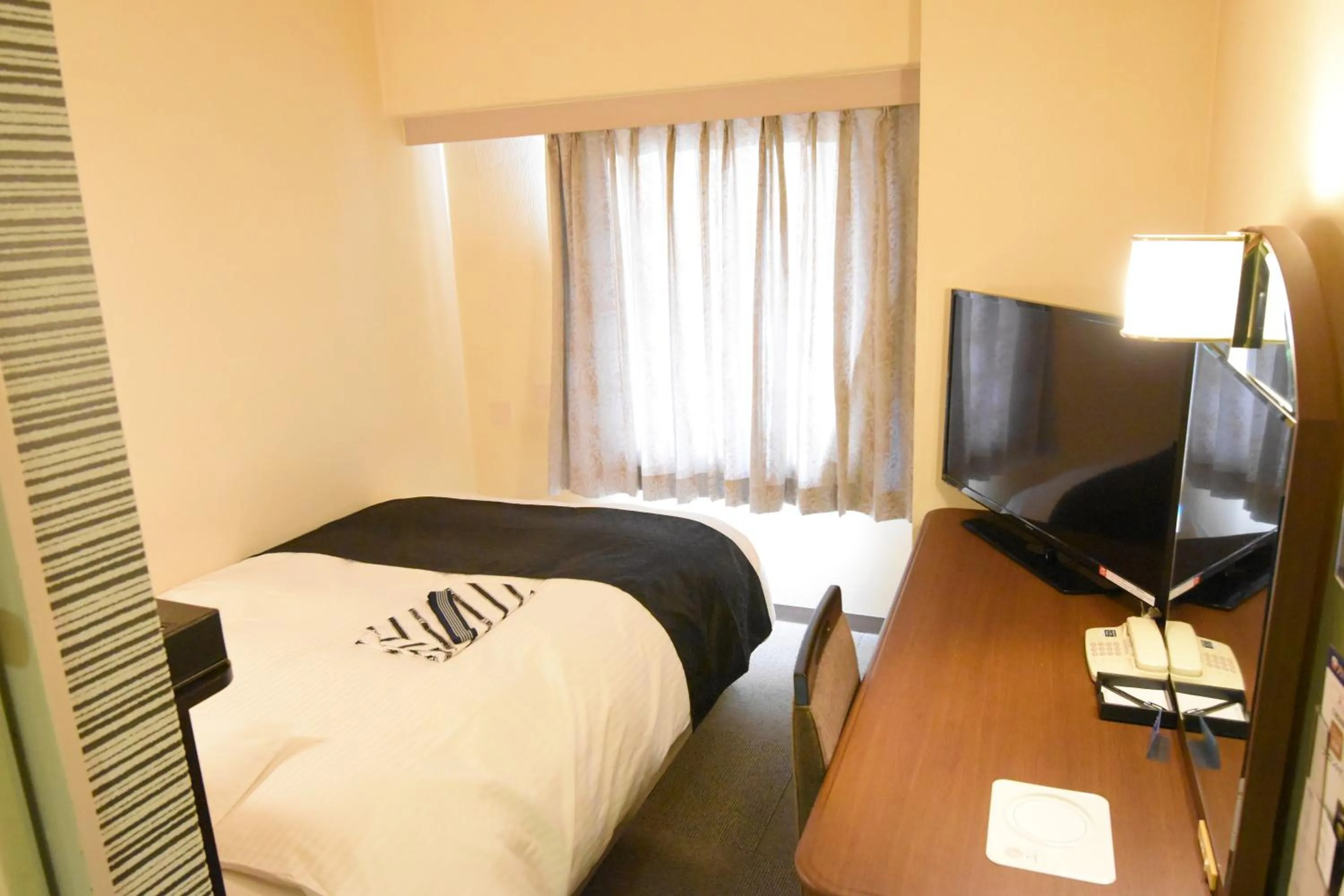 Bedroom, TV/Entertainment Center in Apa Hotel Owari Ichinomiya Eki-Mae