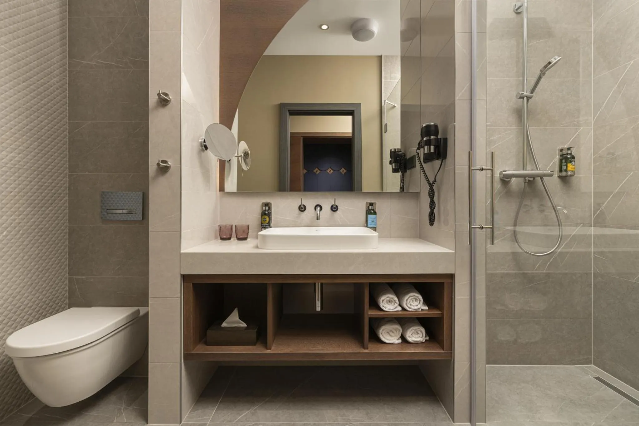 Shower in Avalon Resort & SPA