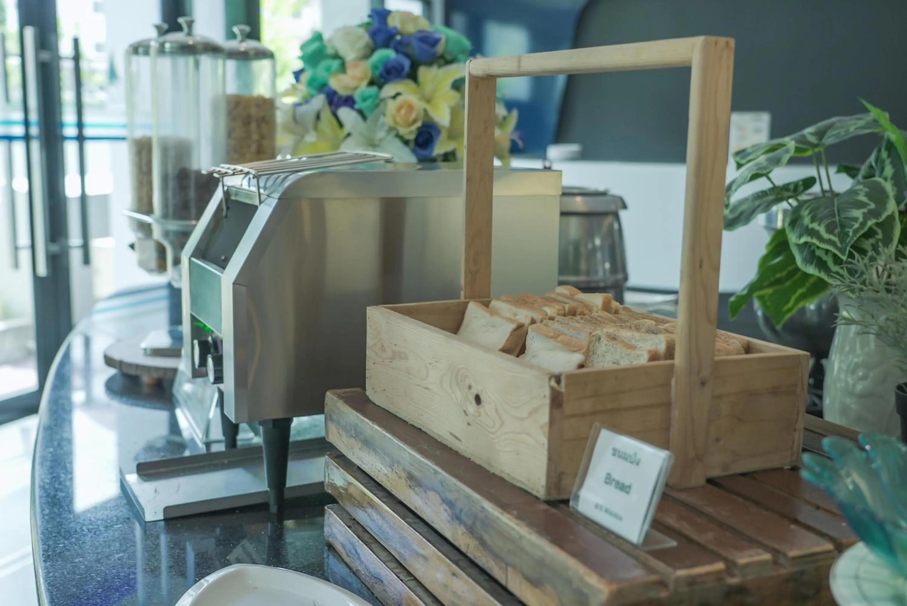 Restaurant/places to eat in Blue Boat Hotel JC