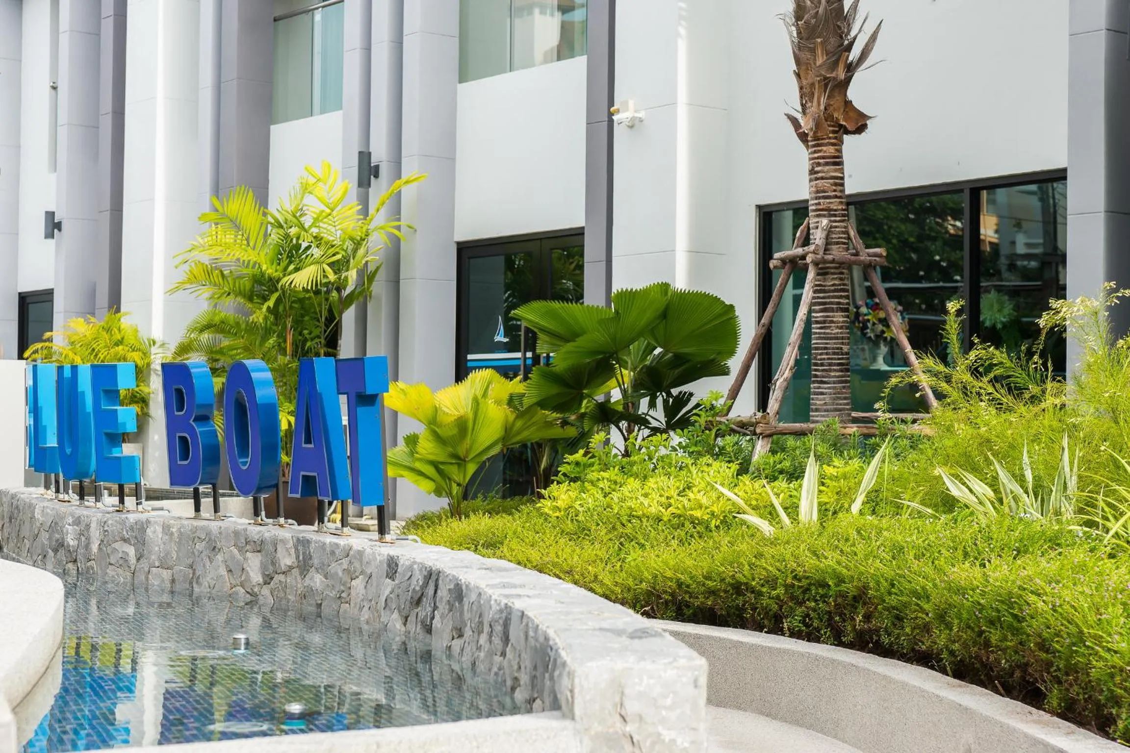 Facade/entrance in Blue Boat Hotel JC