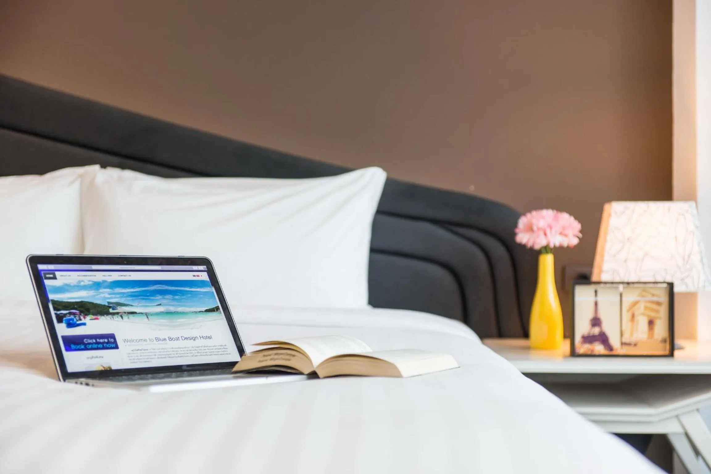 Bedroom, Bed in Blue Boat Hotel JC