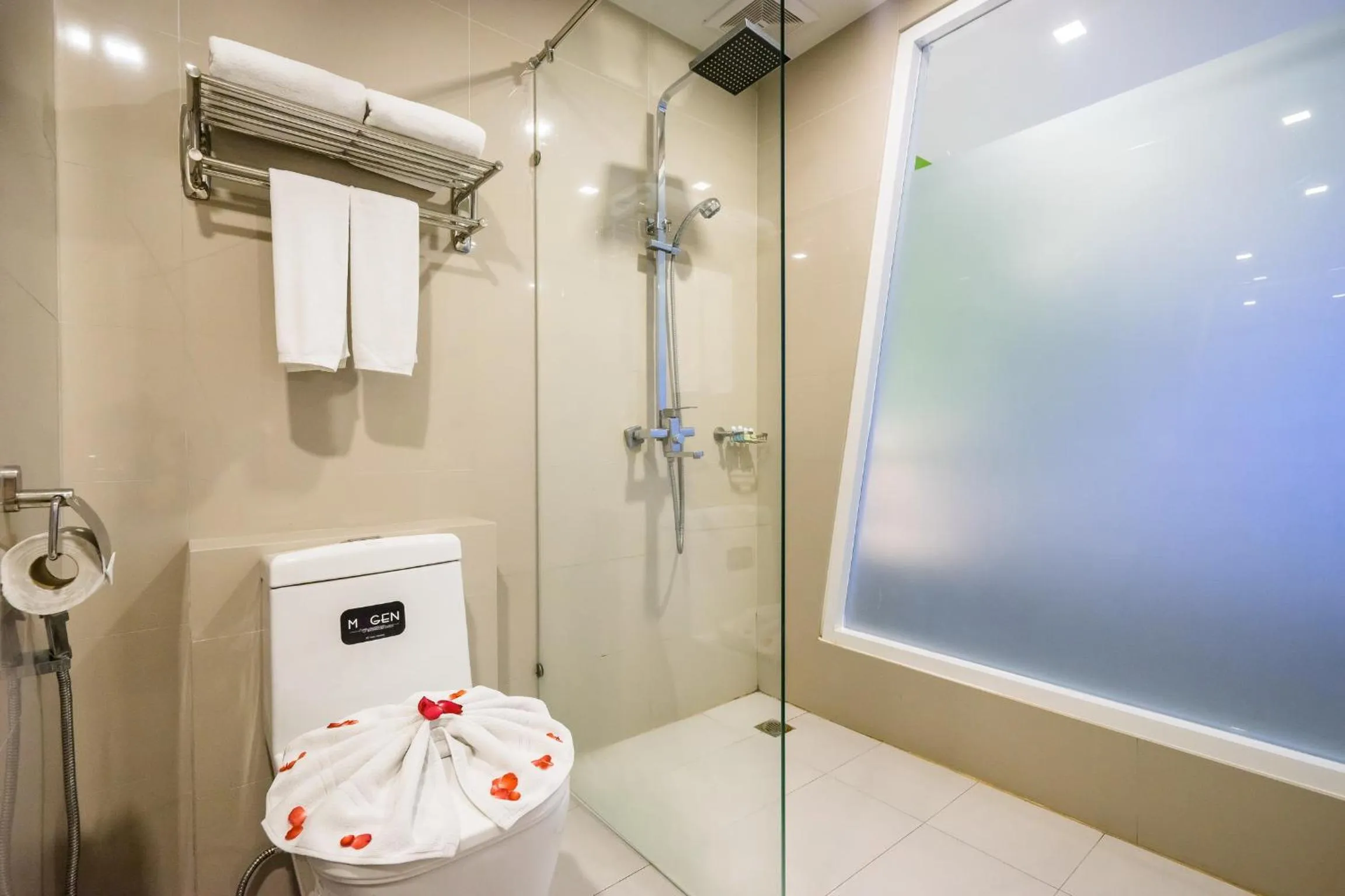 Shower in Blue Boat Hotel JC