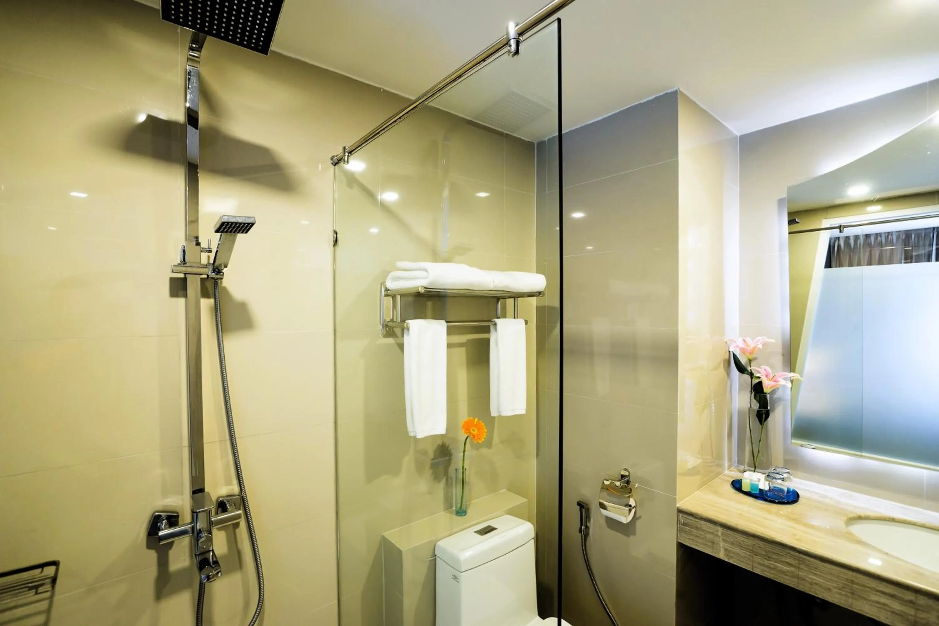 Shower in Blue Boat Hotel JC