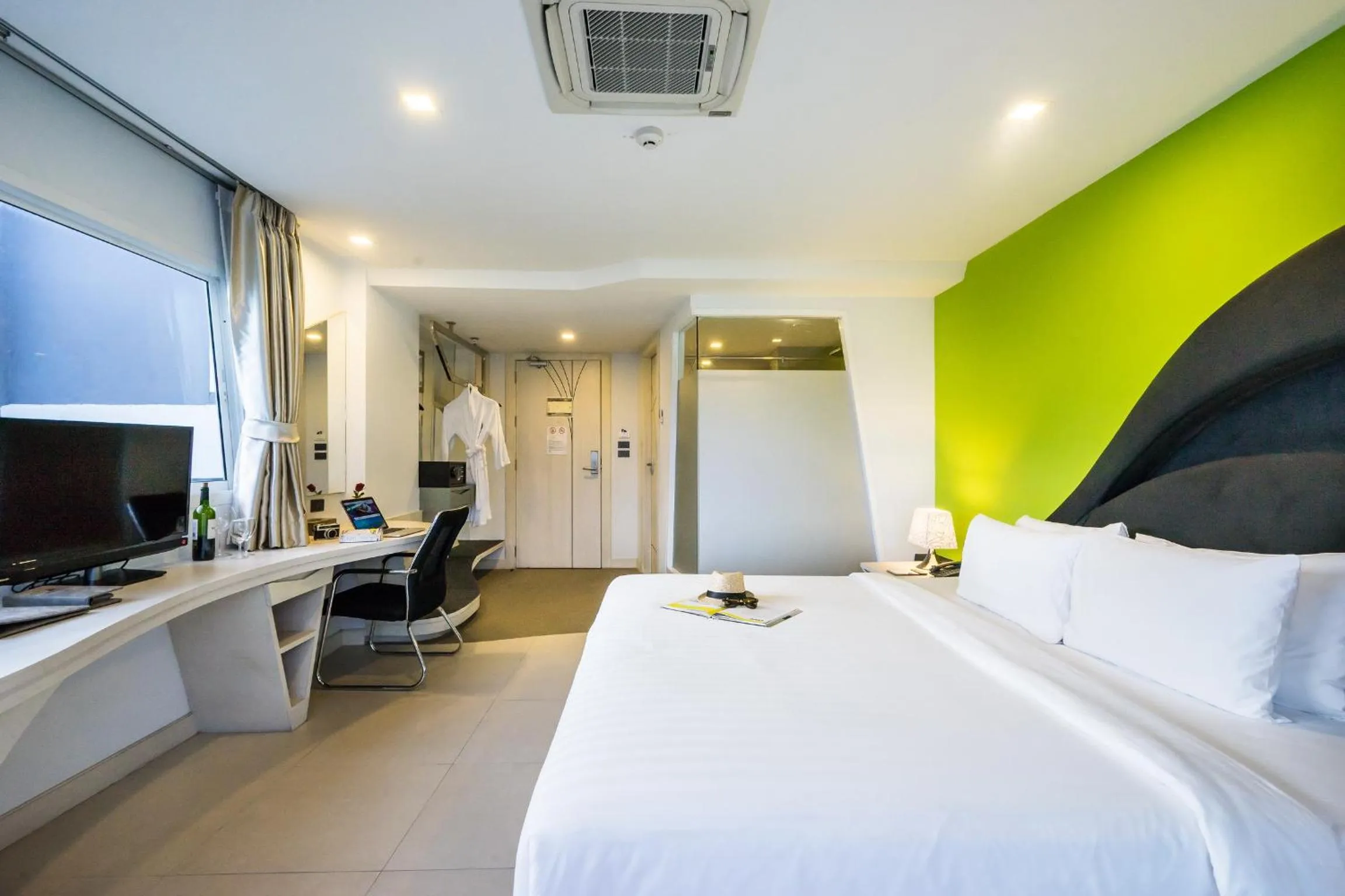 Shower, Bed in Blue Boat Hotel JC