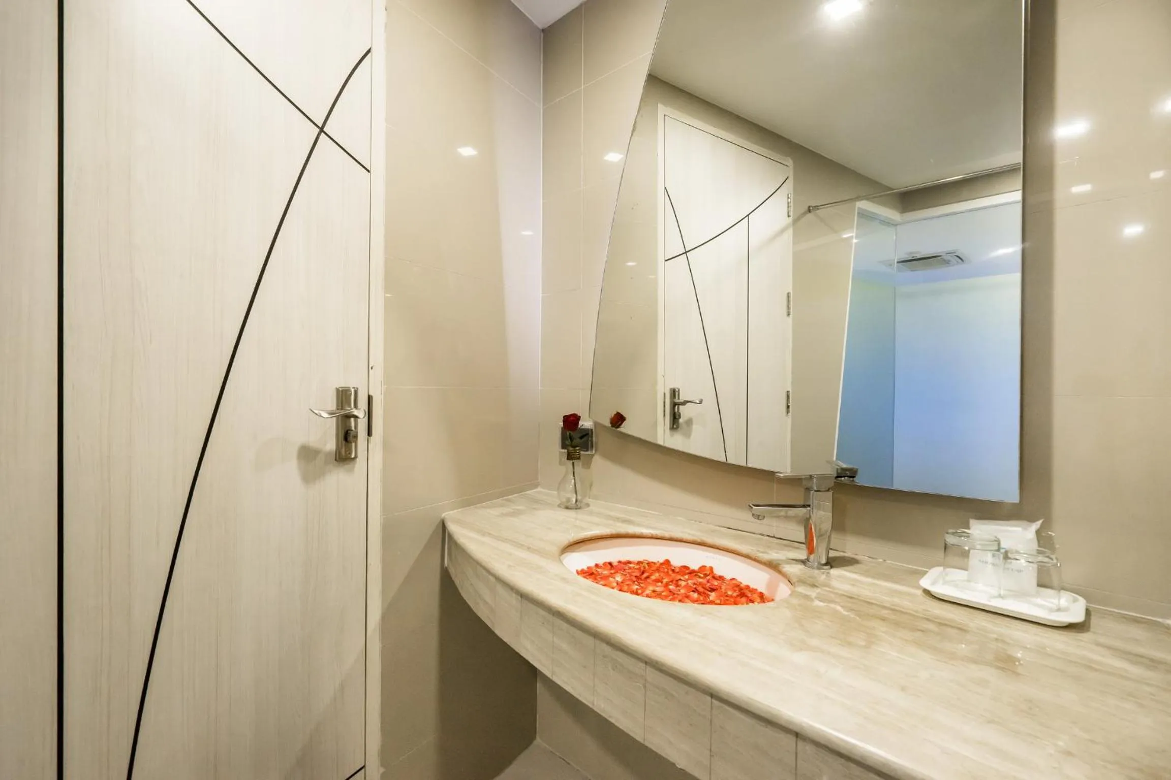 Shower in Blue Boat Hotel JC