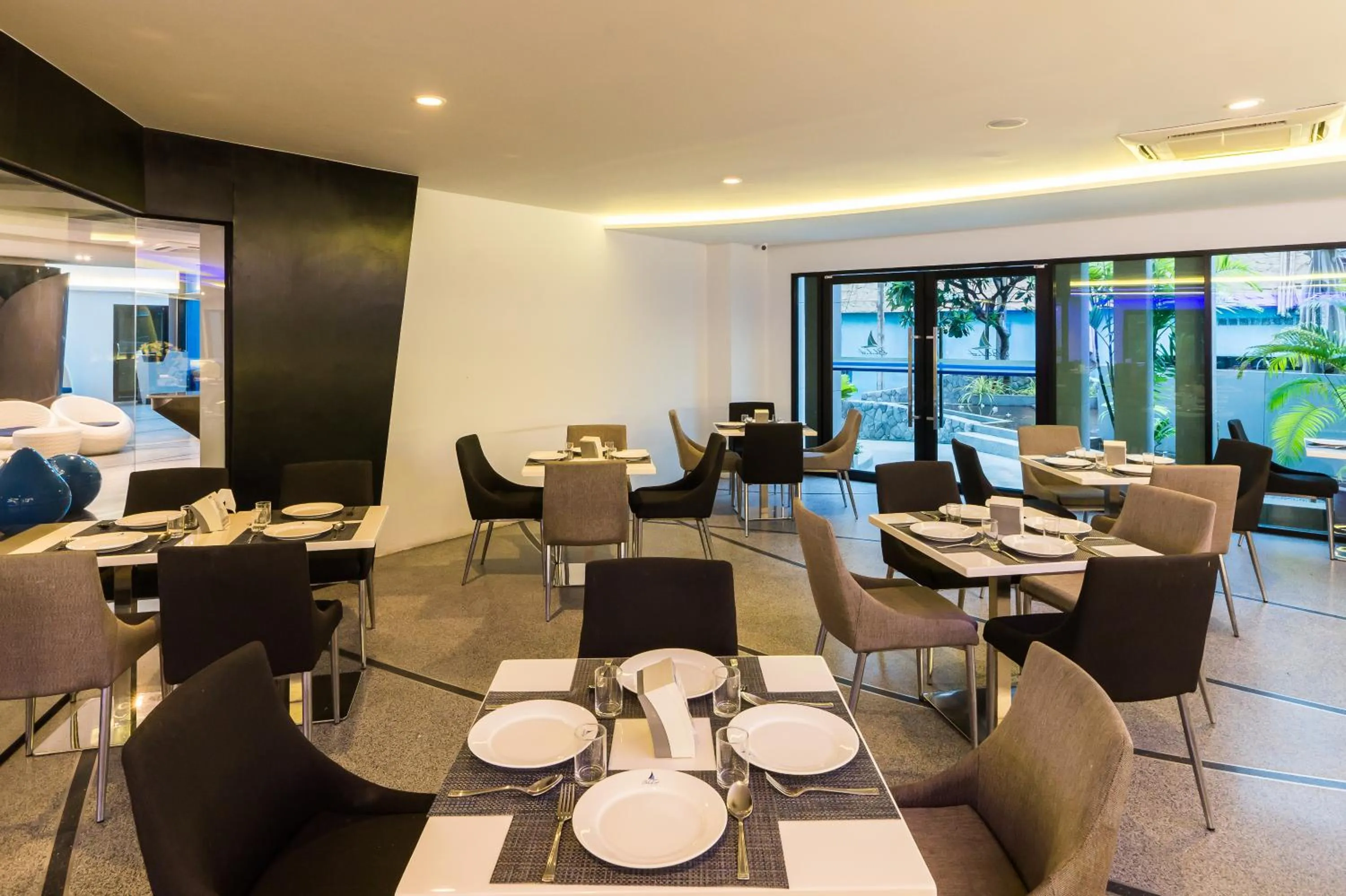 Restaurant/places to eat in Blue Boat Hotel JC