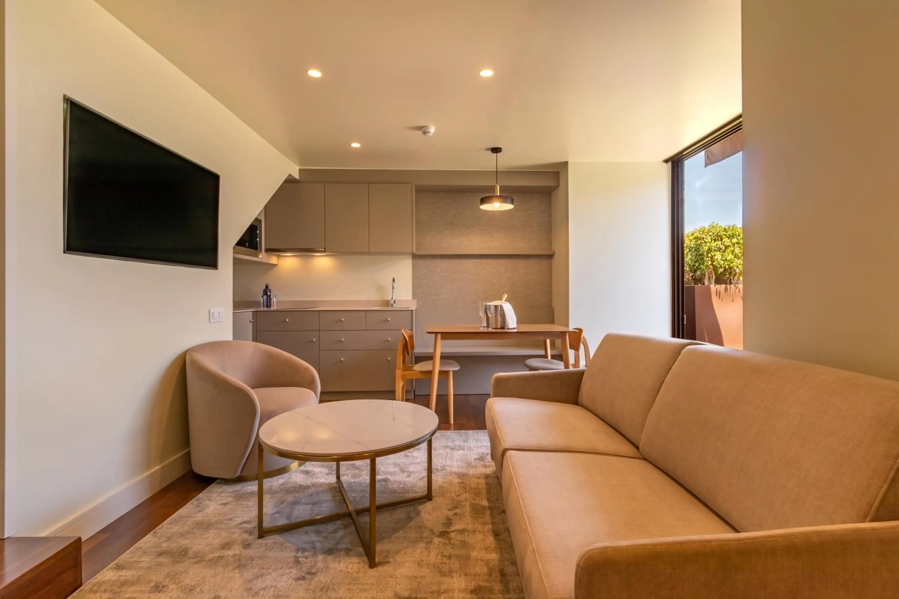 TV and multimedia in Duquesa Suites Landmark Hotel by Grup Duquessa