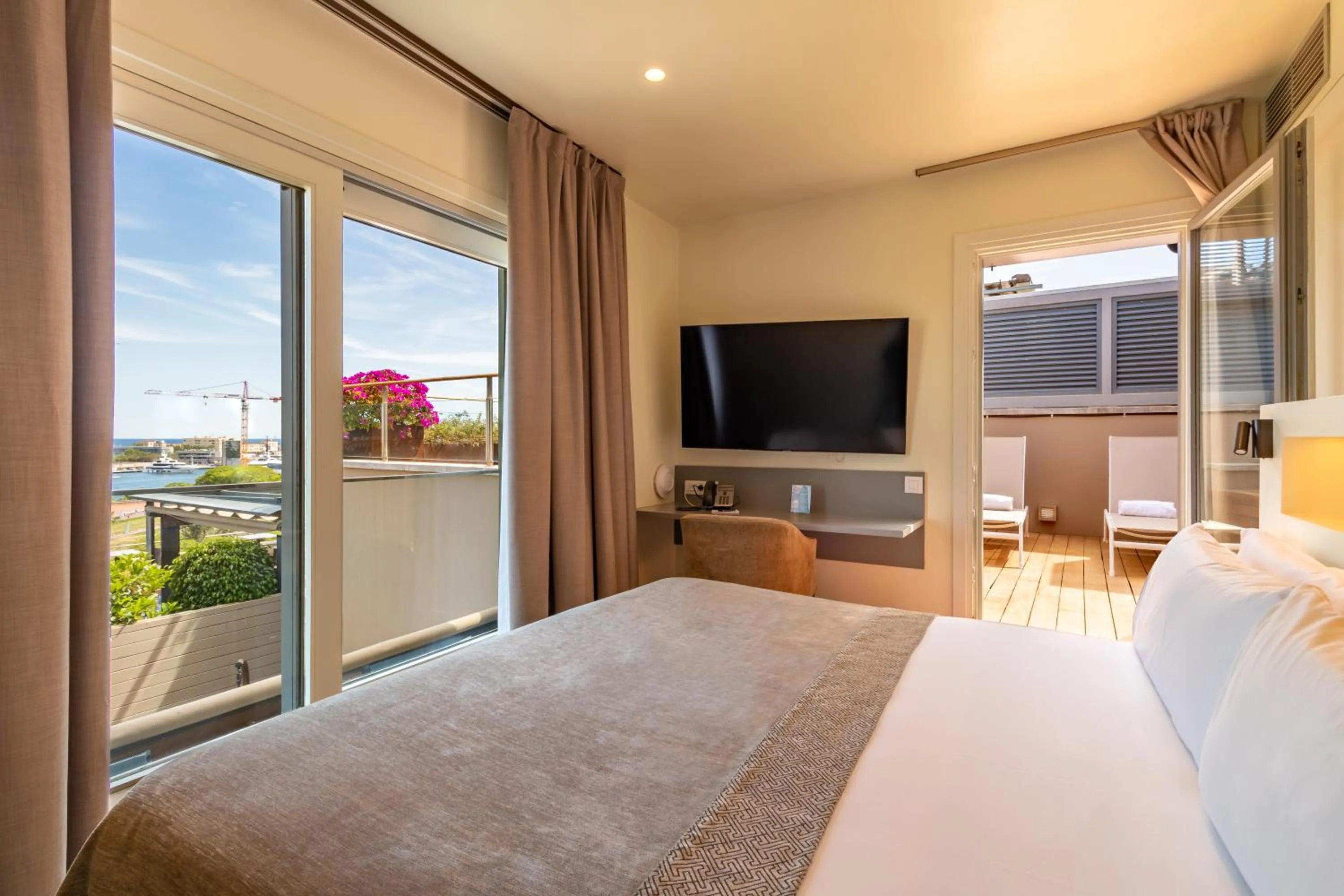 Bed in Duquesa Suites Landmark Hotel by Grup Duquessa