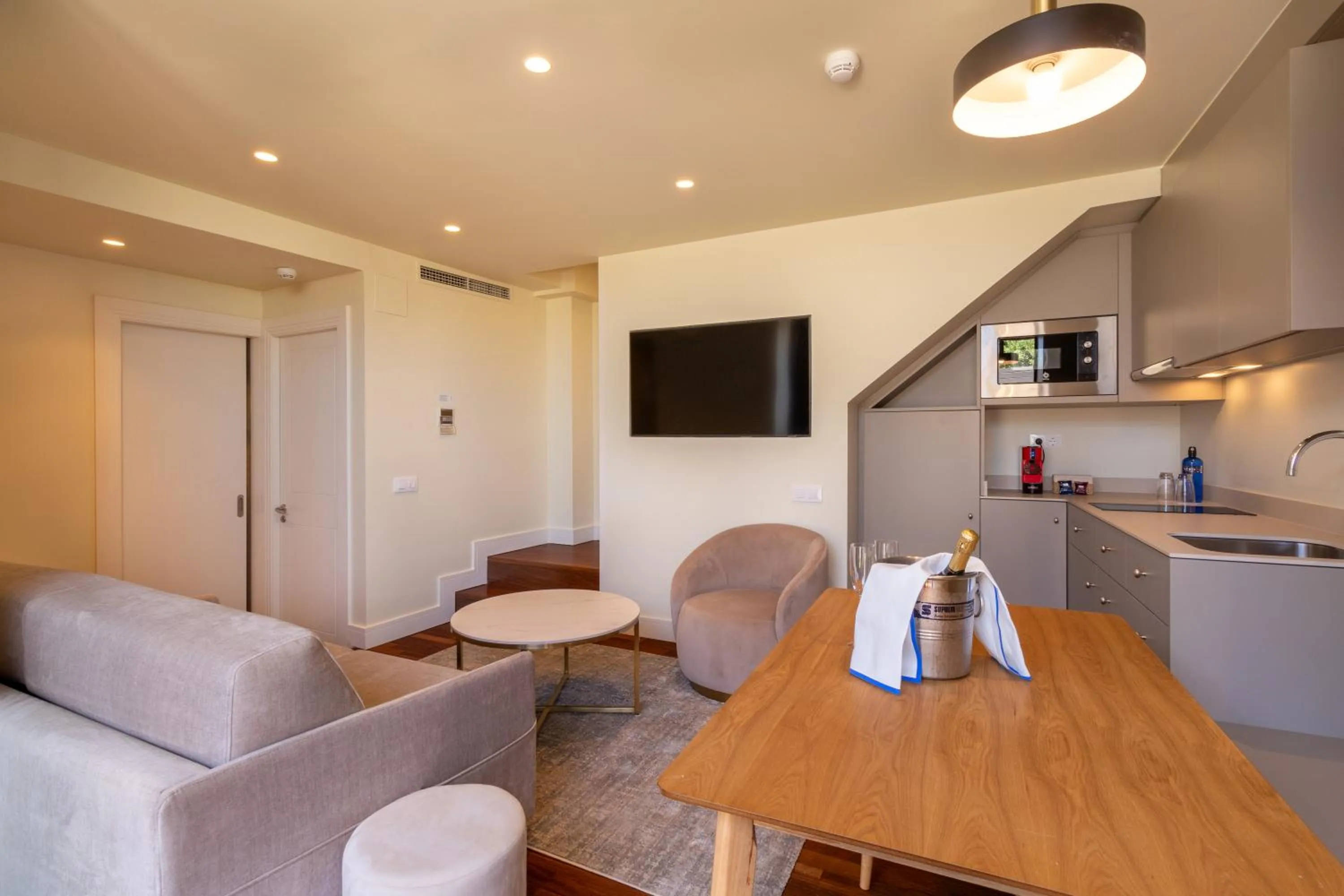 Coffee/tea facilities in Duquesa Suites Landmark Hotel by Grup Duquessa