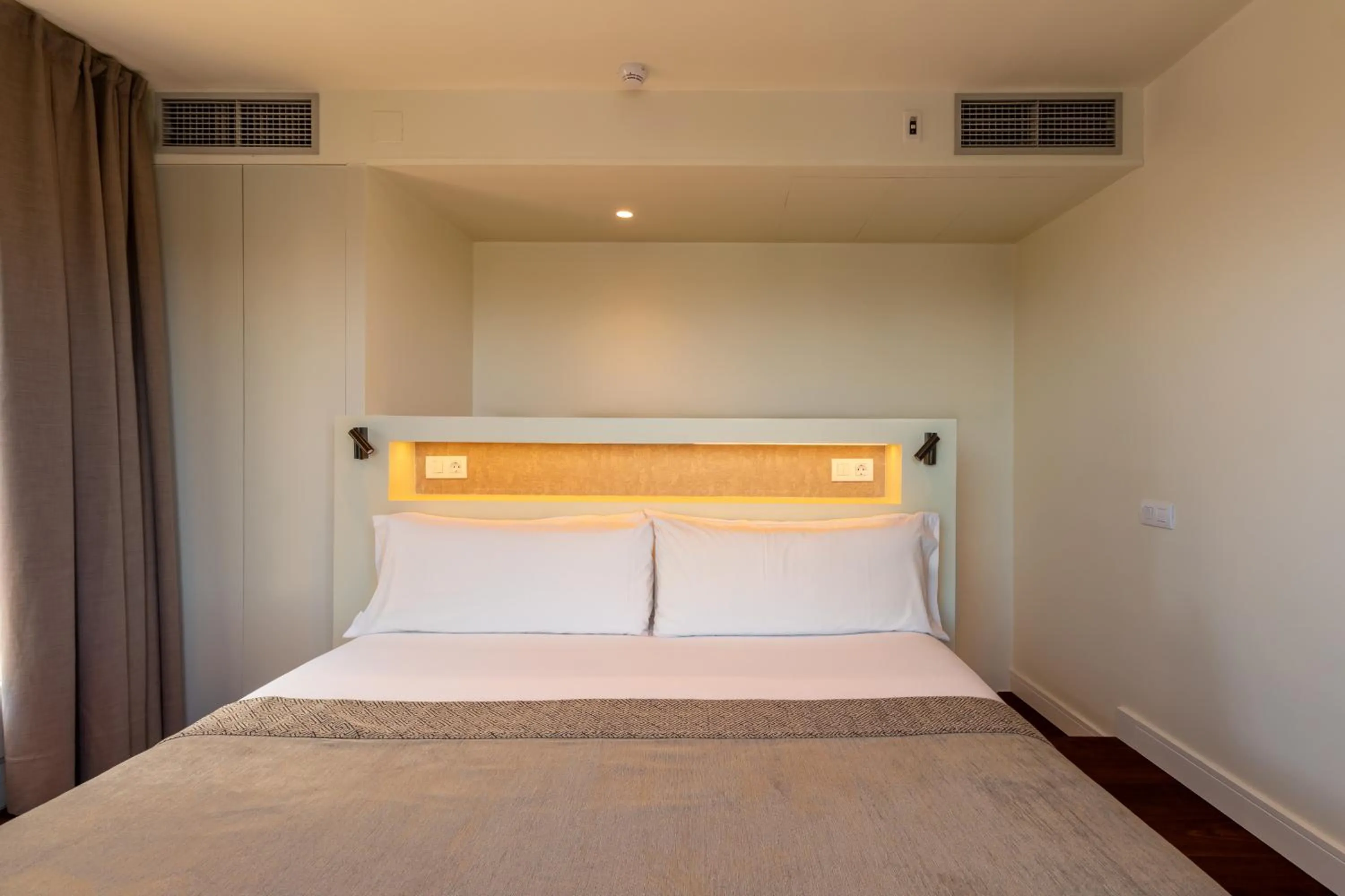 Bed in Duquesa Suites Landmark Hotel by Grup Duquessa