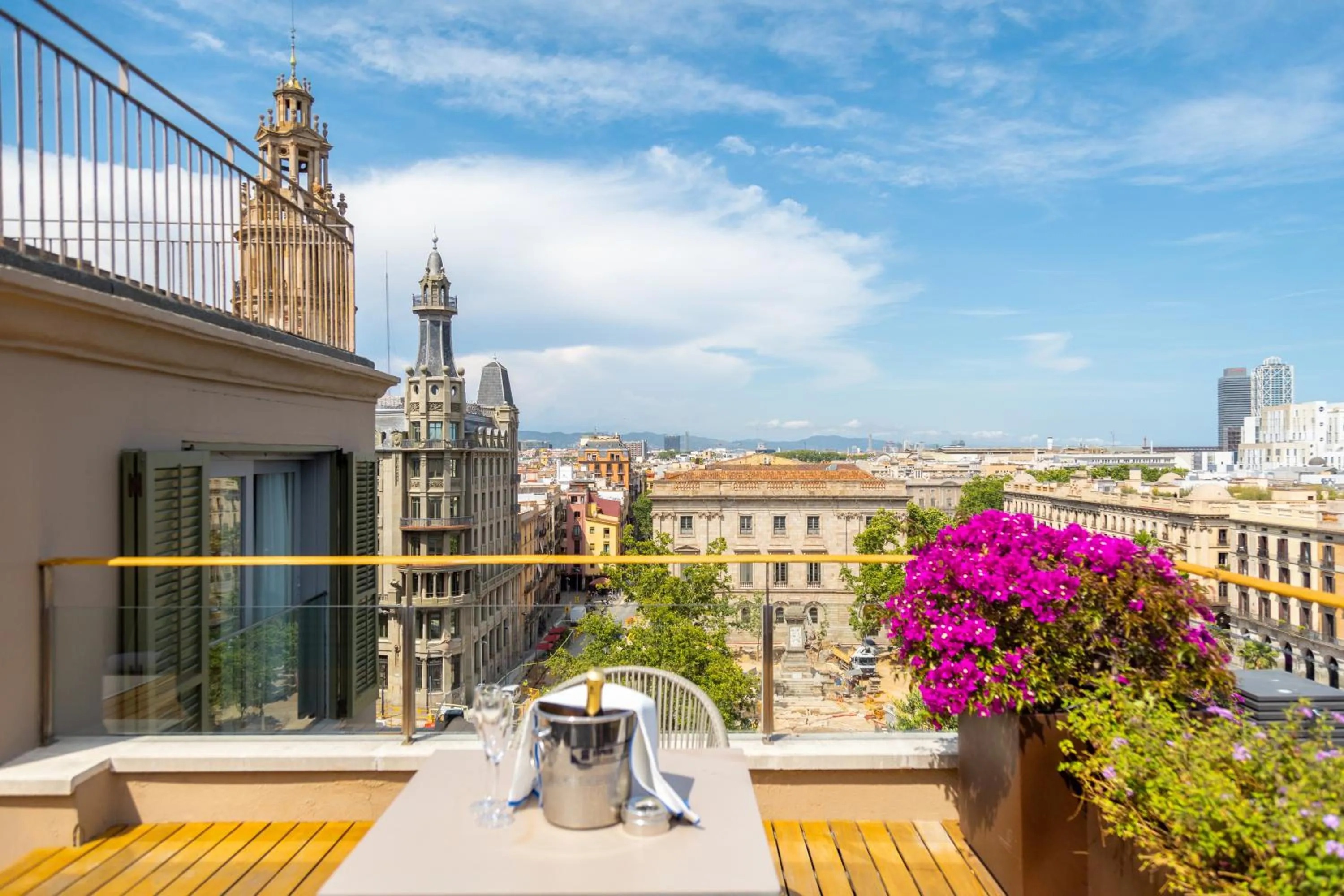 Property building in Duquesa Suites Landmark Hotel by Grup Duquessa