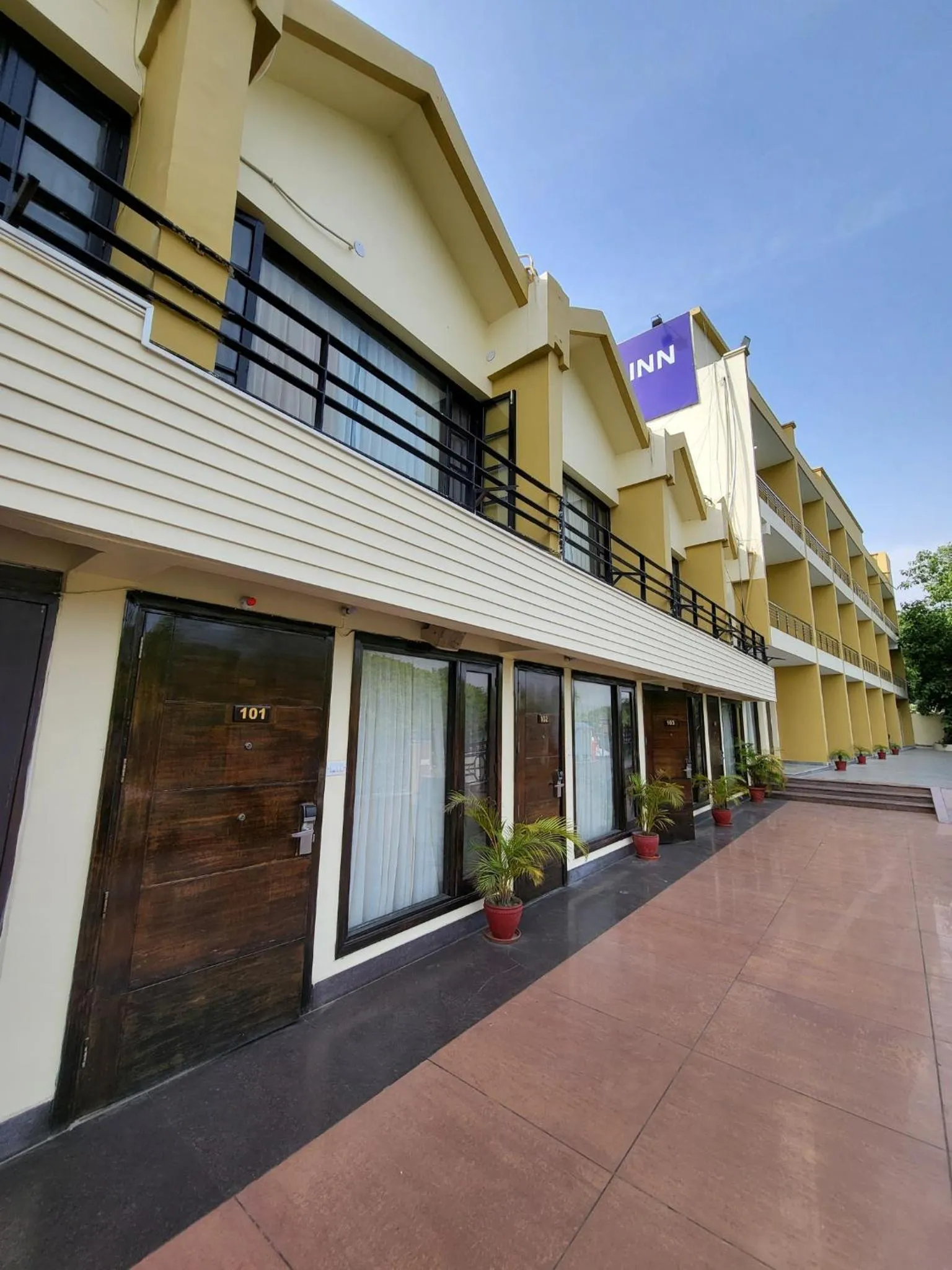 Property Building in Comfort Inn Coral River