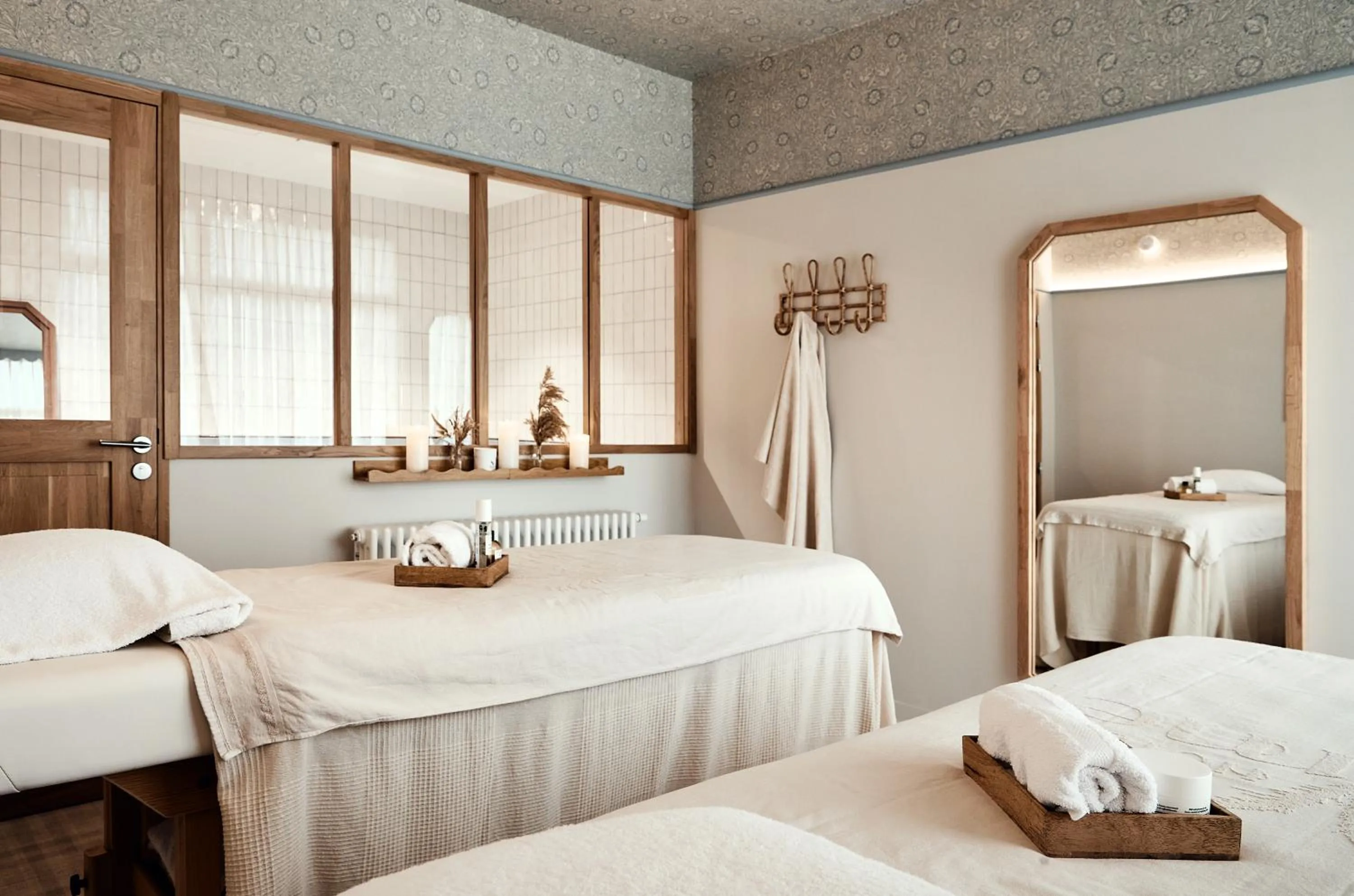 Hot Tub, Bed in Hôtel de la Mer & Spa