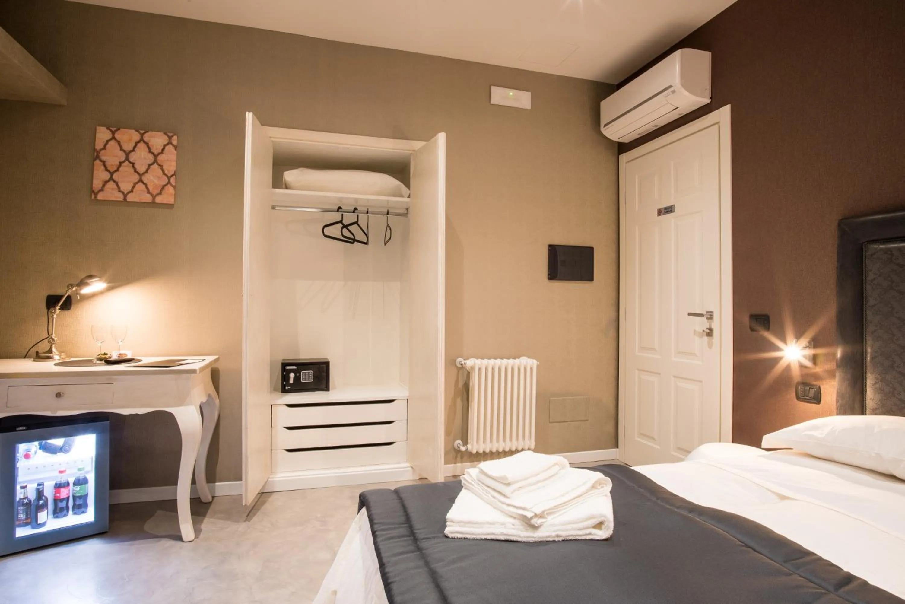 Photo of the whole room, Bed in Roma 2B