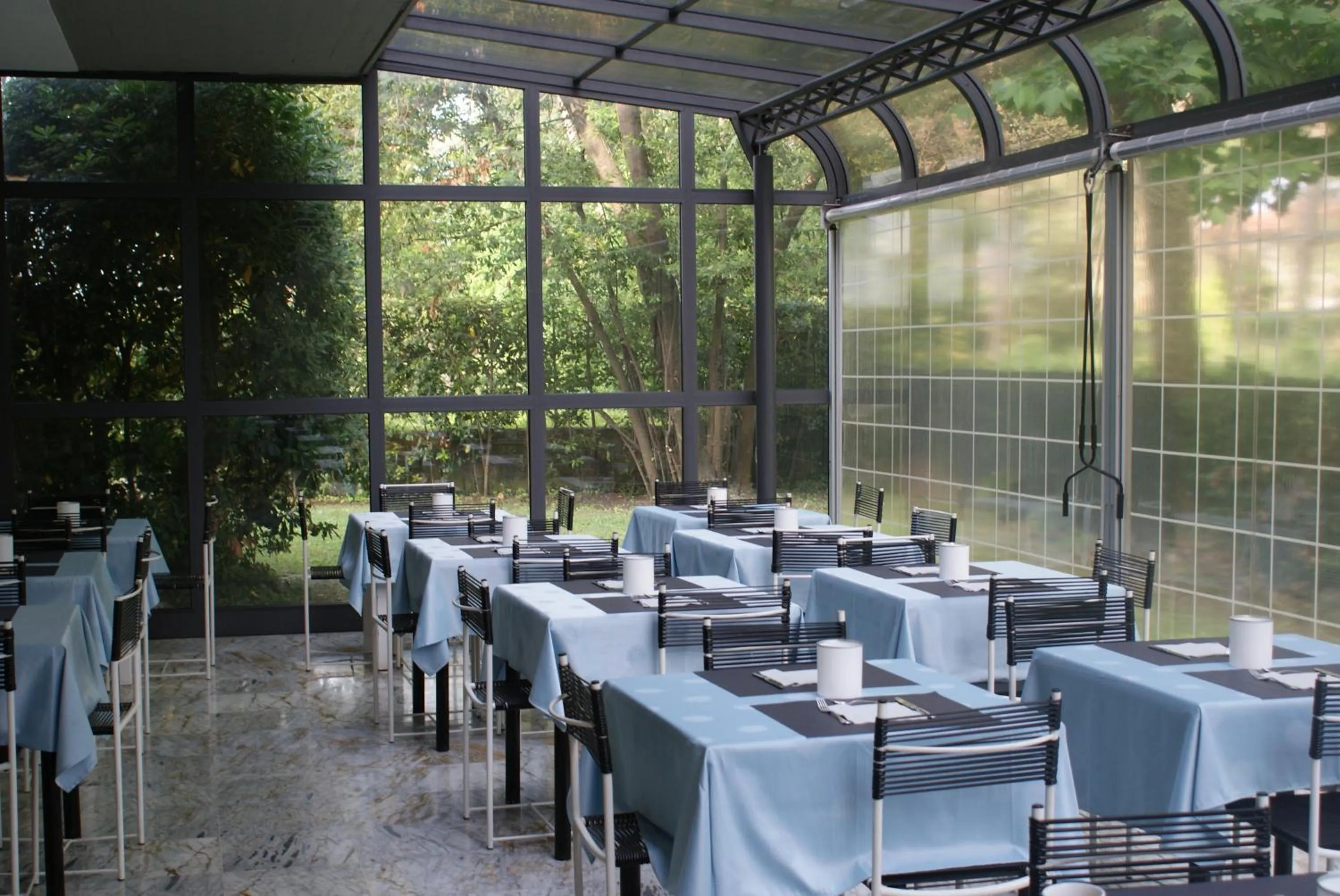 Restaurant/places to eat in Hotel Marina