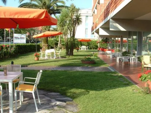 Restaurant/places to eat in Hotel Marina