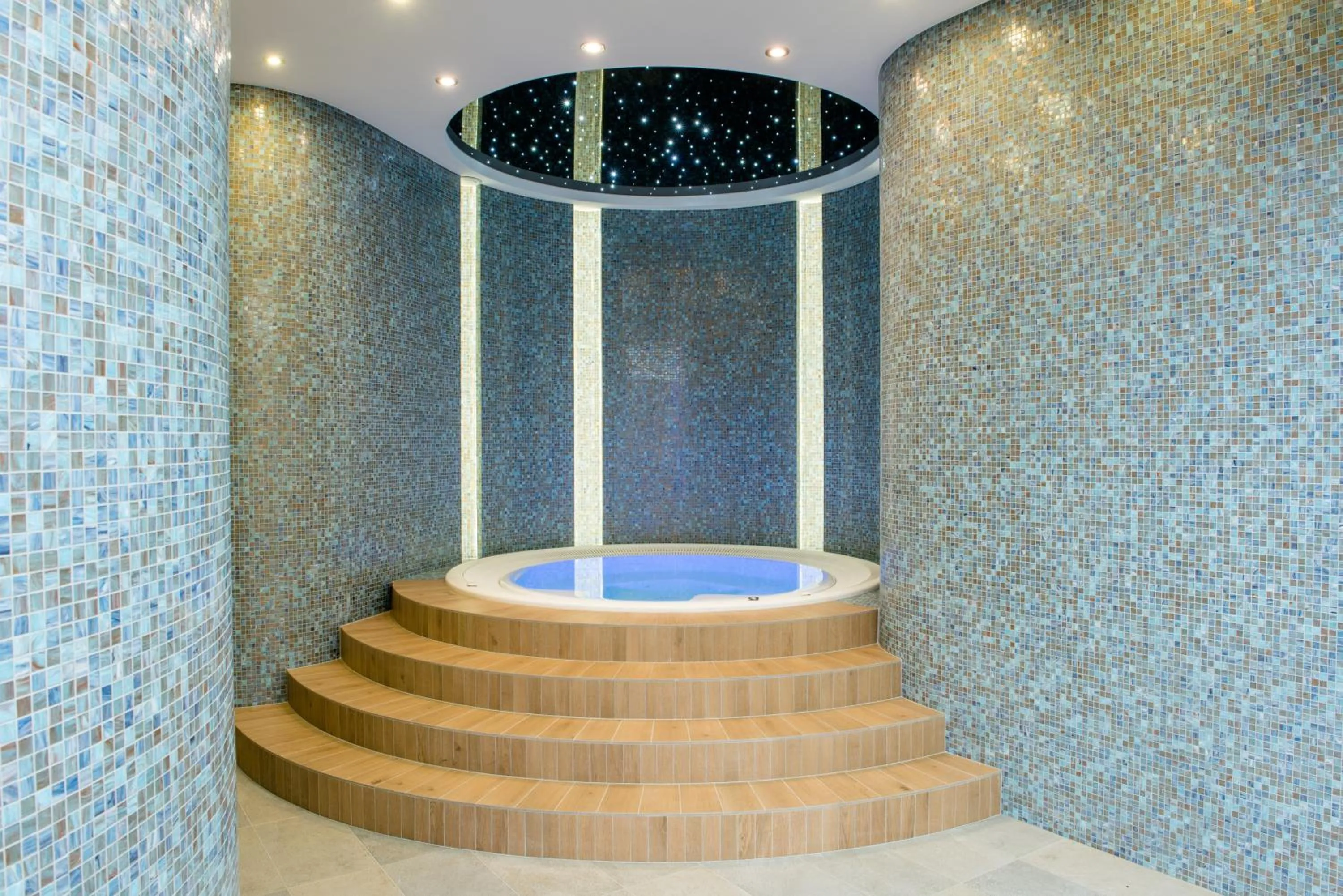 Hot Tub, Swimming Pool in Hotel Kosma