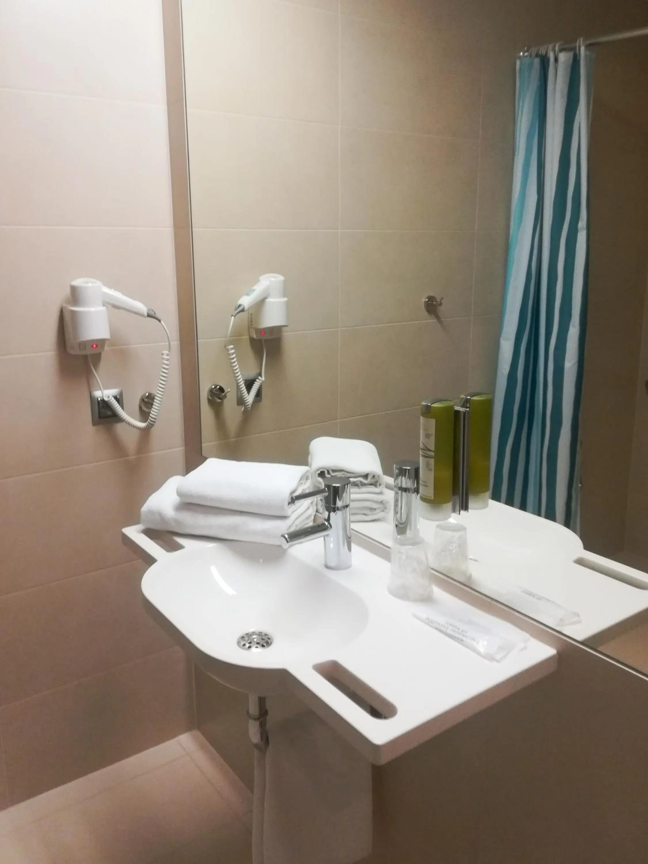 Shower, Bathroom in Hotel Kosma