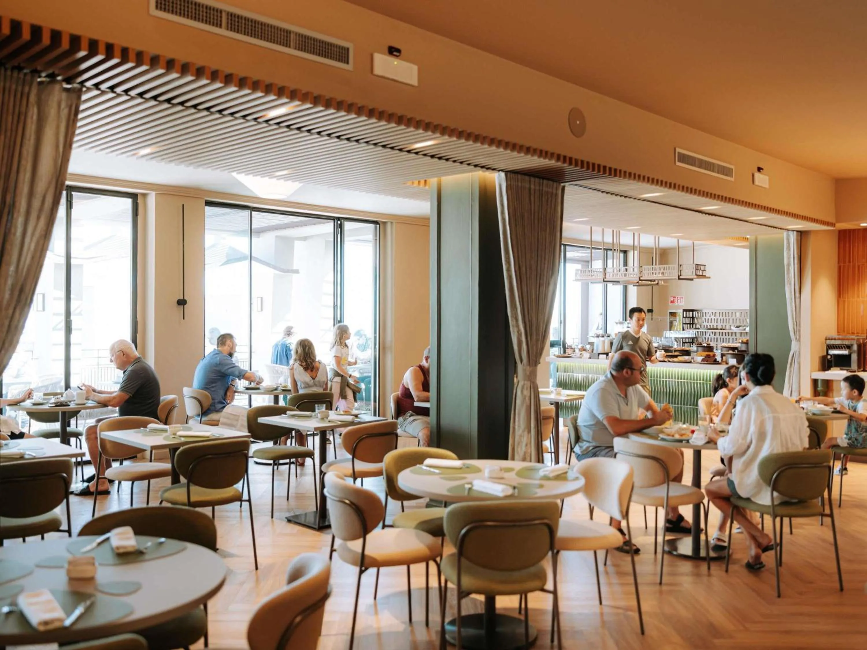 Restaurant/places to eat in Mövenpick Hotel Bari