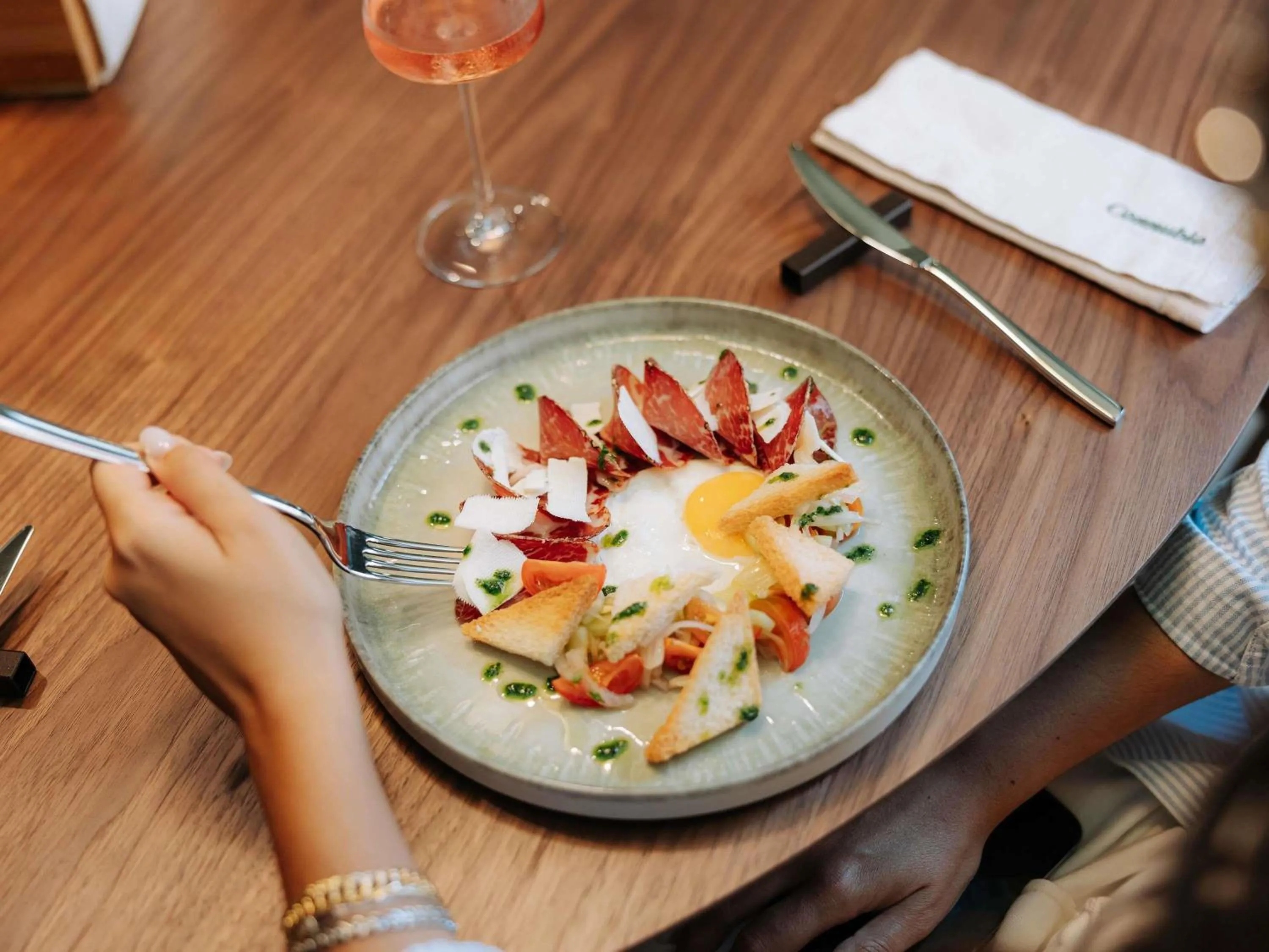 Restaurant/places to eat in Mövenpick Hotel Bari