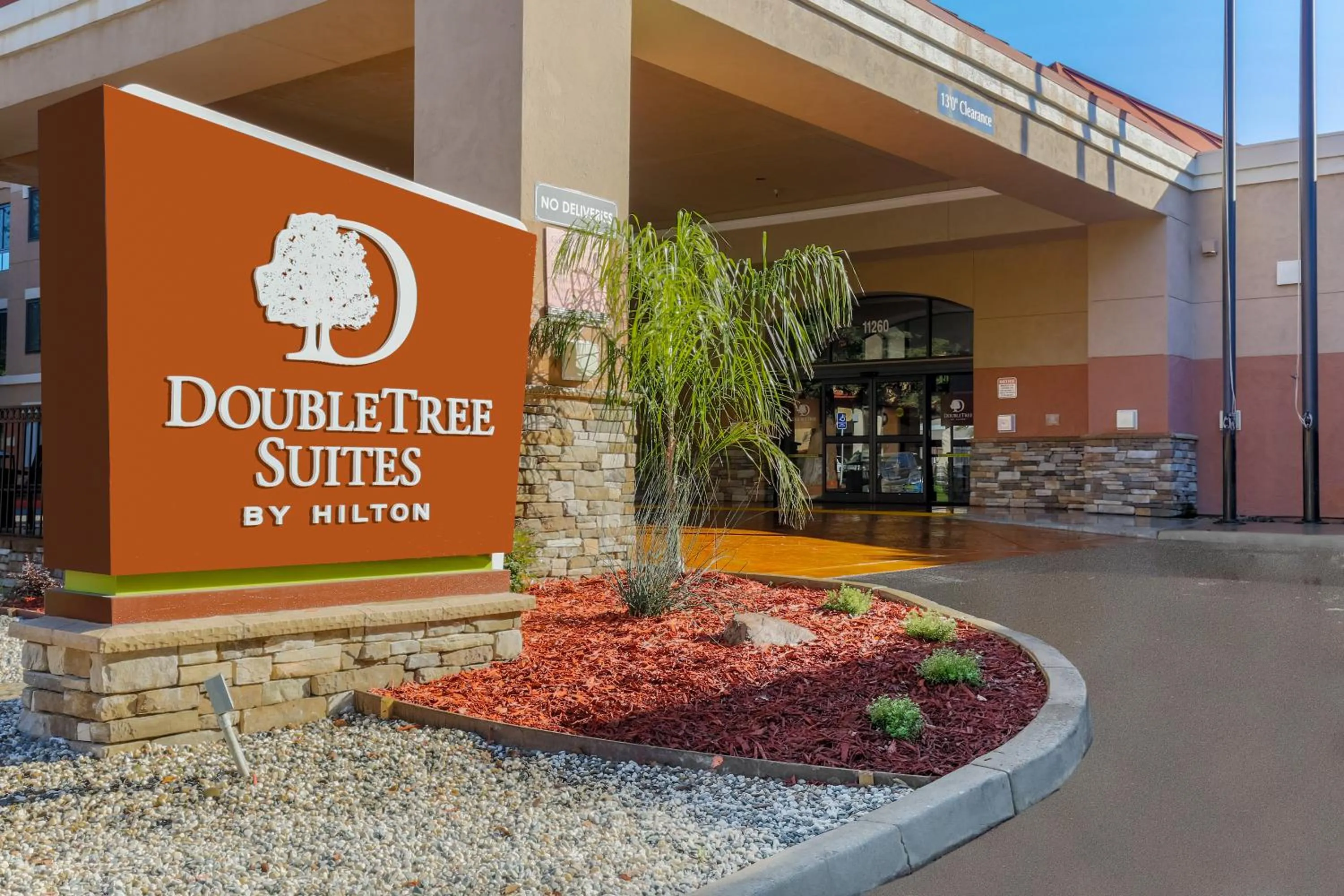 Facade/entrance in DoubleTree Suites by Hilton Hotel Sacramento – Rancho Cordova