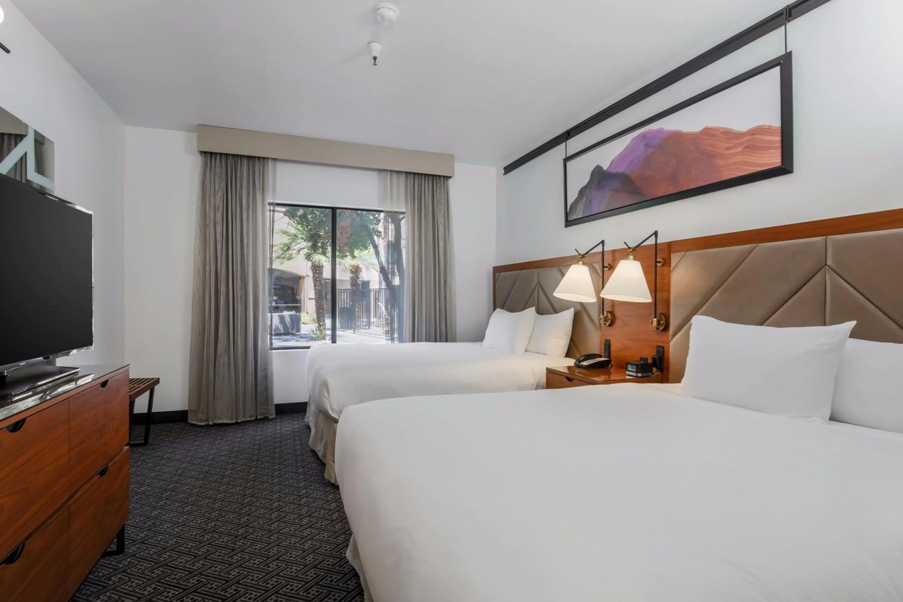 Bedroom, TV/Entertainment Center in DoubleTree Suites by Hilton Hotel Sacramento – Rancho Cordova