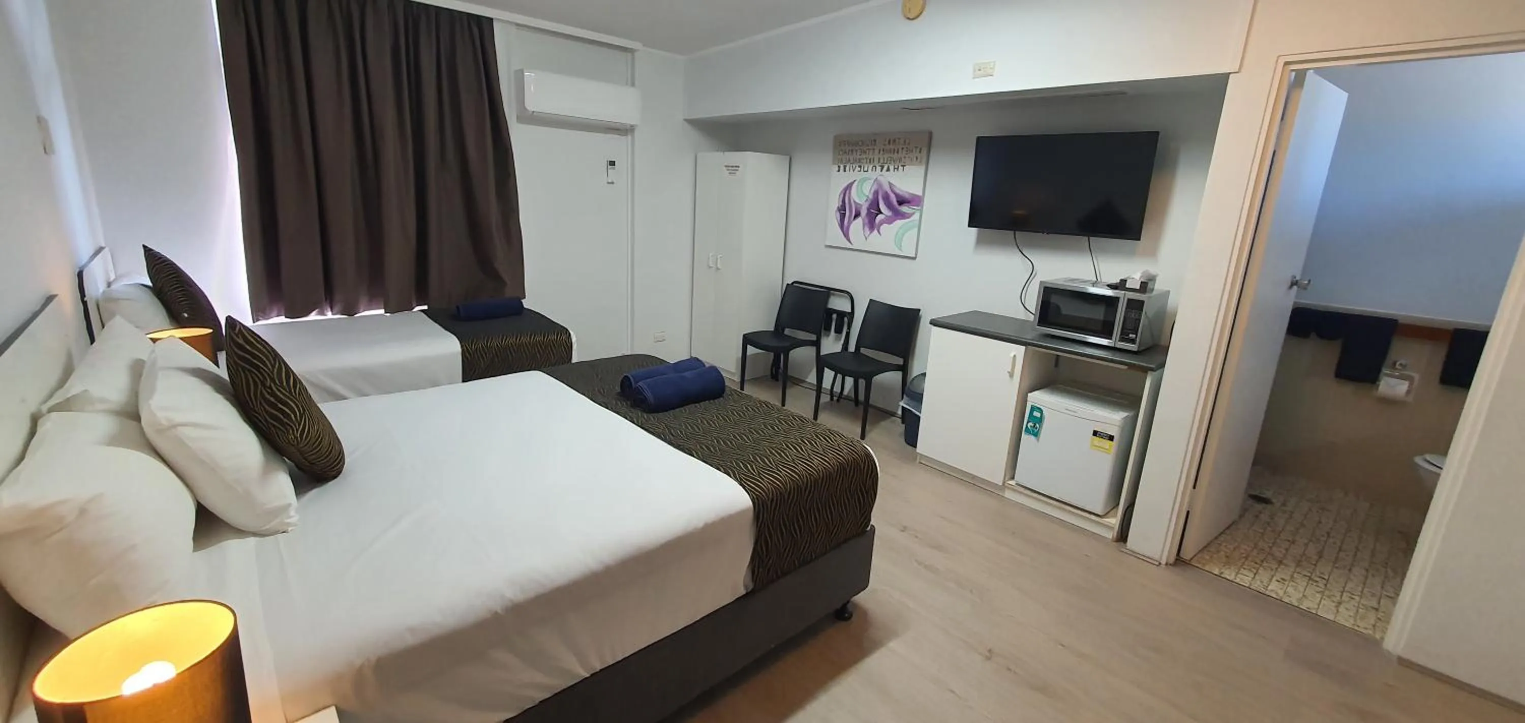 Photo of the whole room, Bed in Silver Oaks Motel