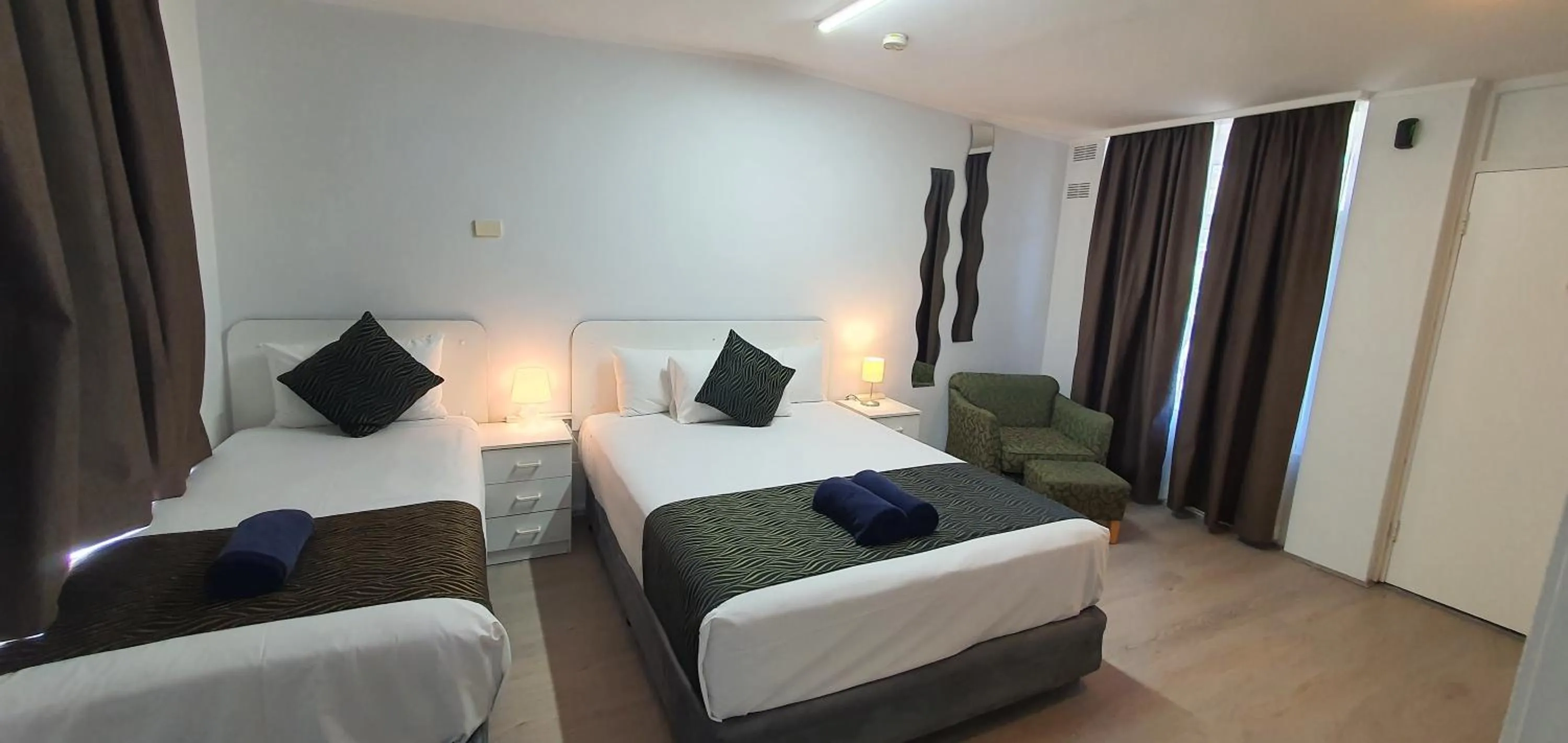 Photo of the whole room, Bed in Silver Oaks Motel