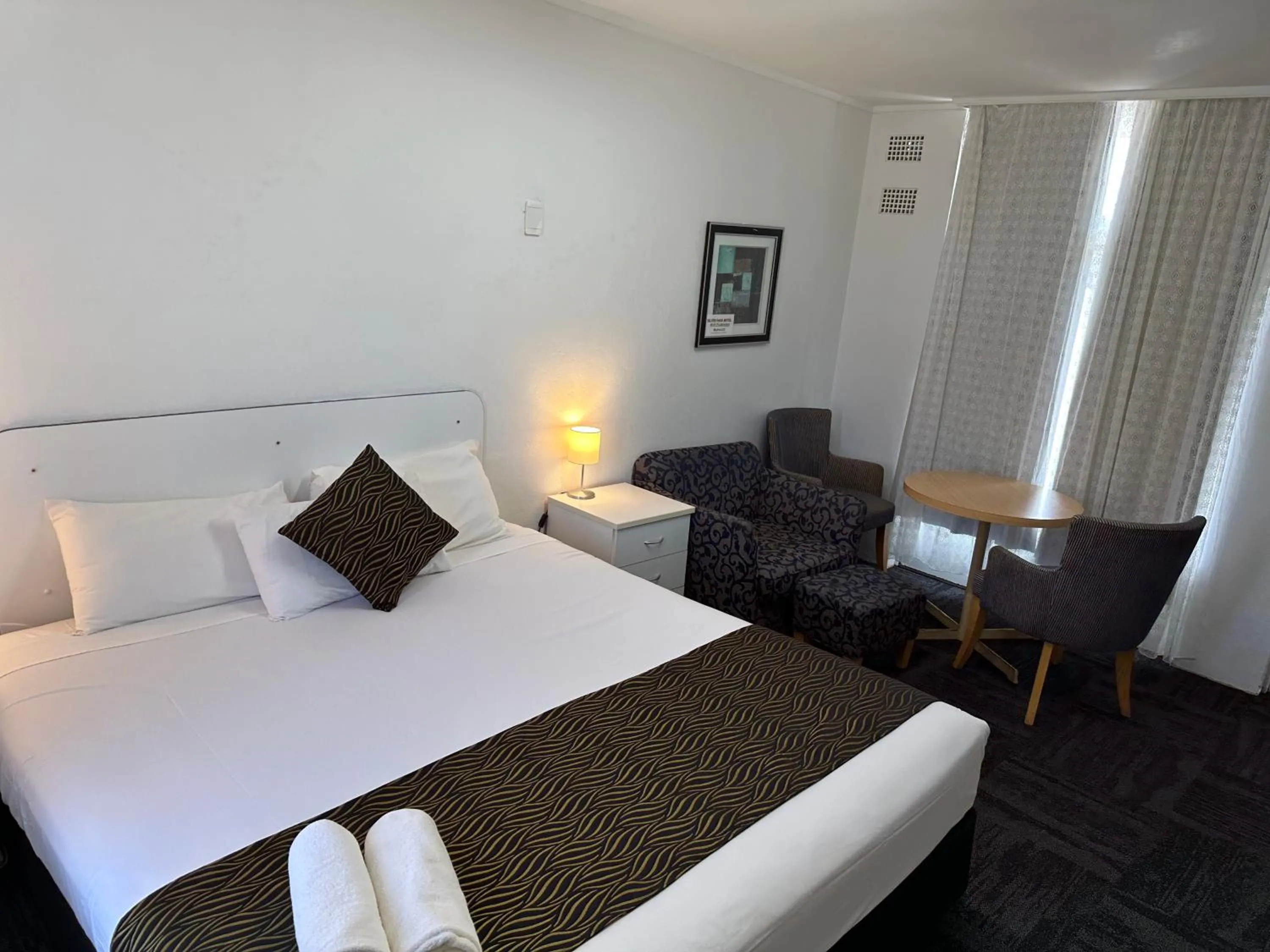 Photo of the whole room, Bed in Silver Oaks Motel