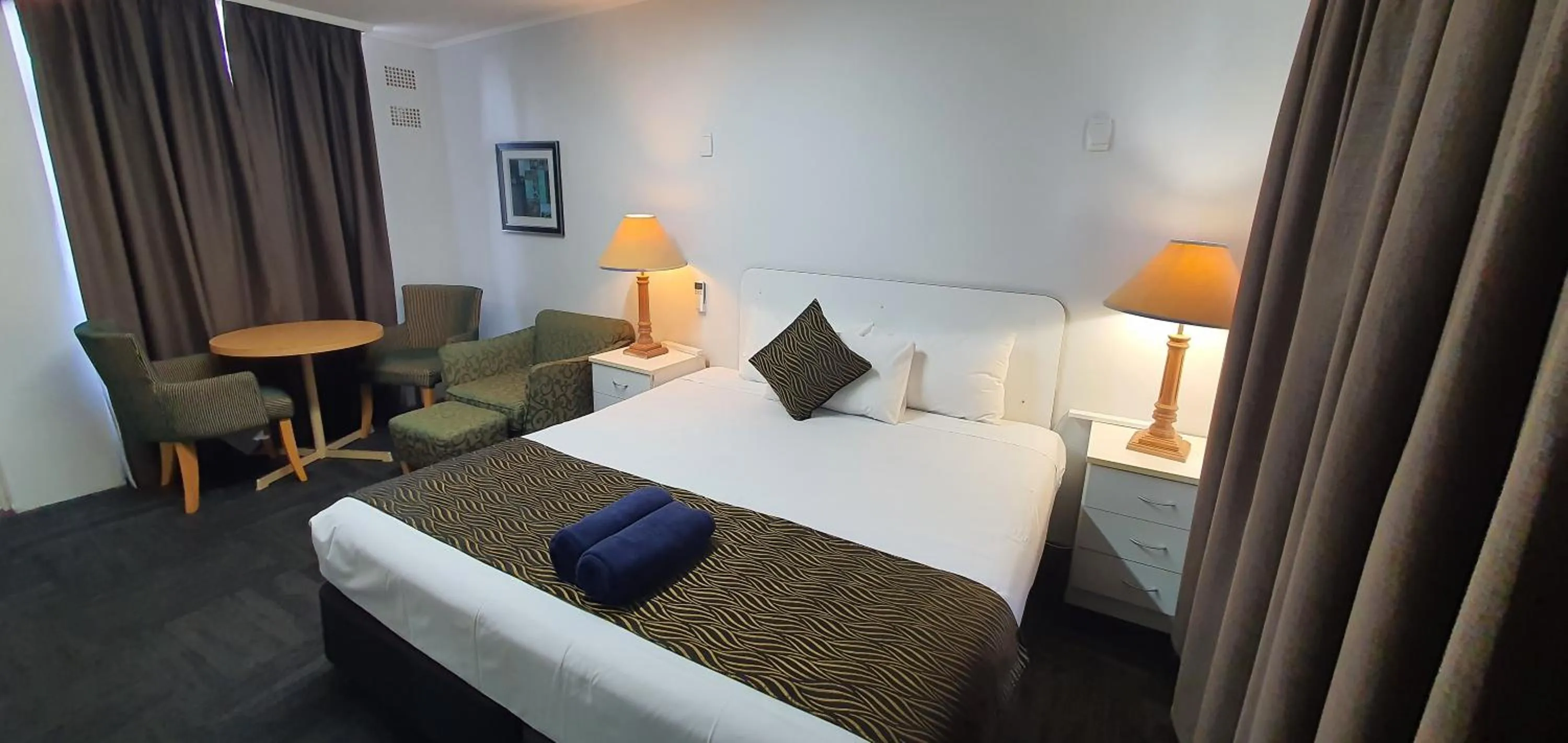 Photo of the whole room, Bed in Silver Oaks Motel