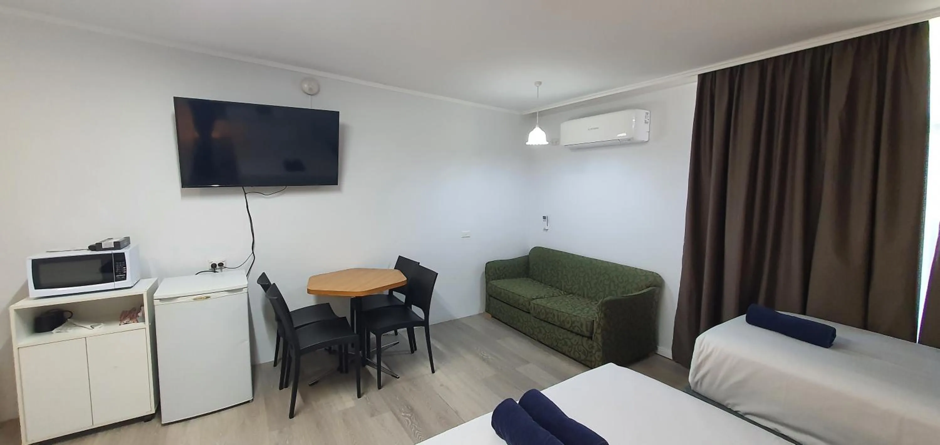 TV and multimedia, Bed in Silver Oaks Motel