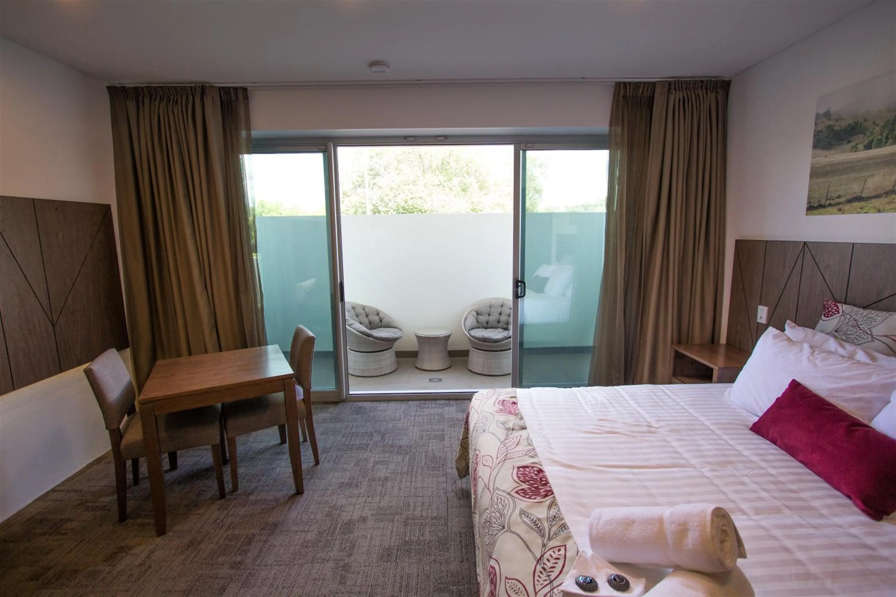 Patio, Bed in Young Federation Motor Inn and Services Club