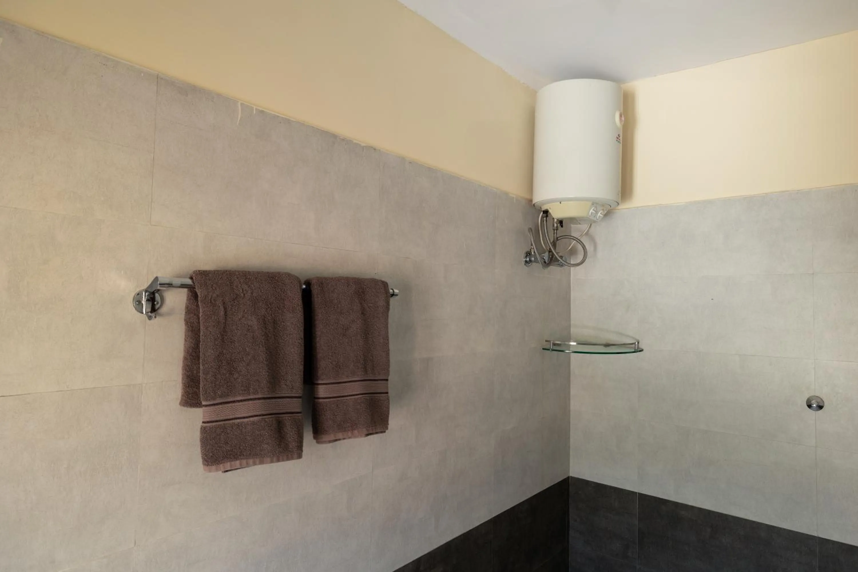 Shower in Colonels inn