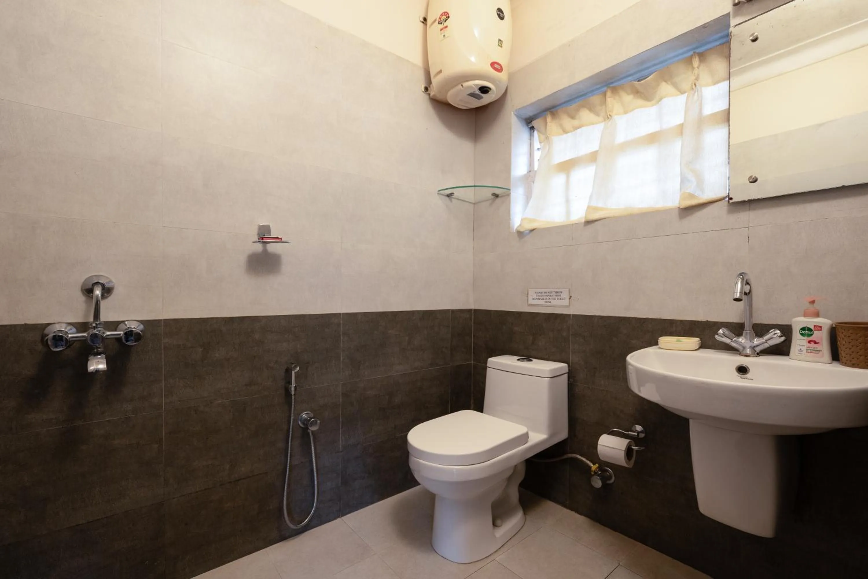 Shower in Colonels inn