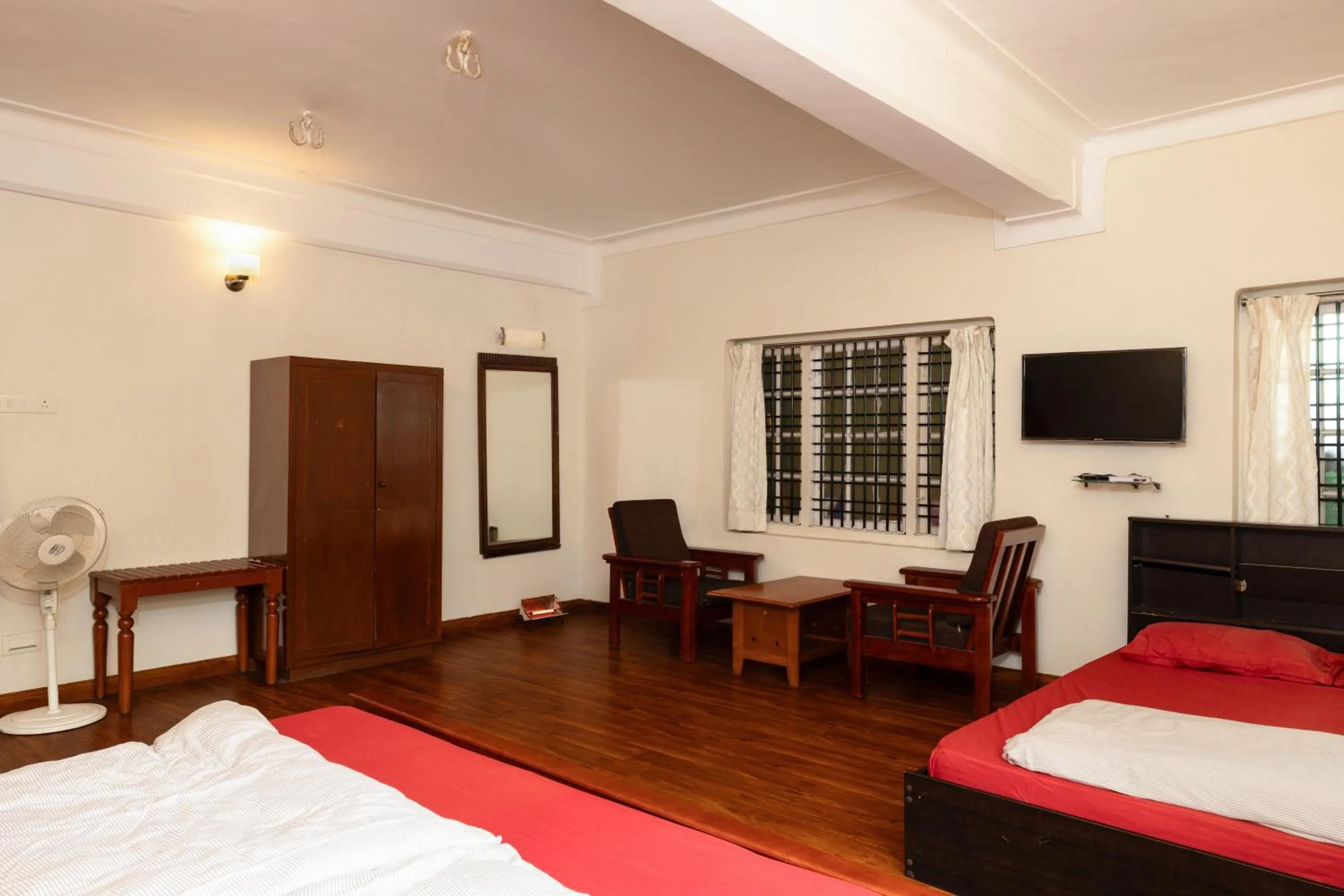 Communal lounge/ TV room, Bed in Colonels inn