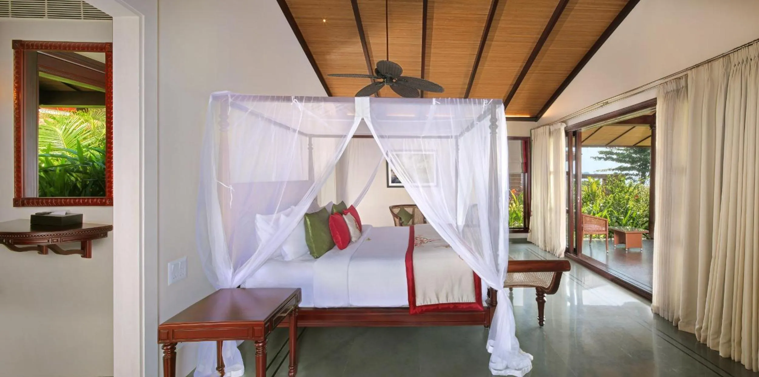 Bed in Niraamaya Wellness Retreats Backwaters And Beyond Kumarakom