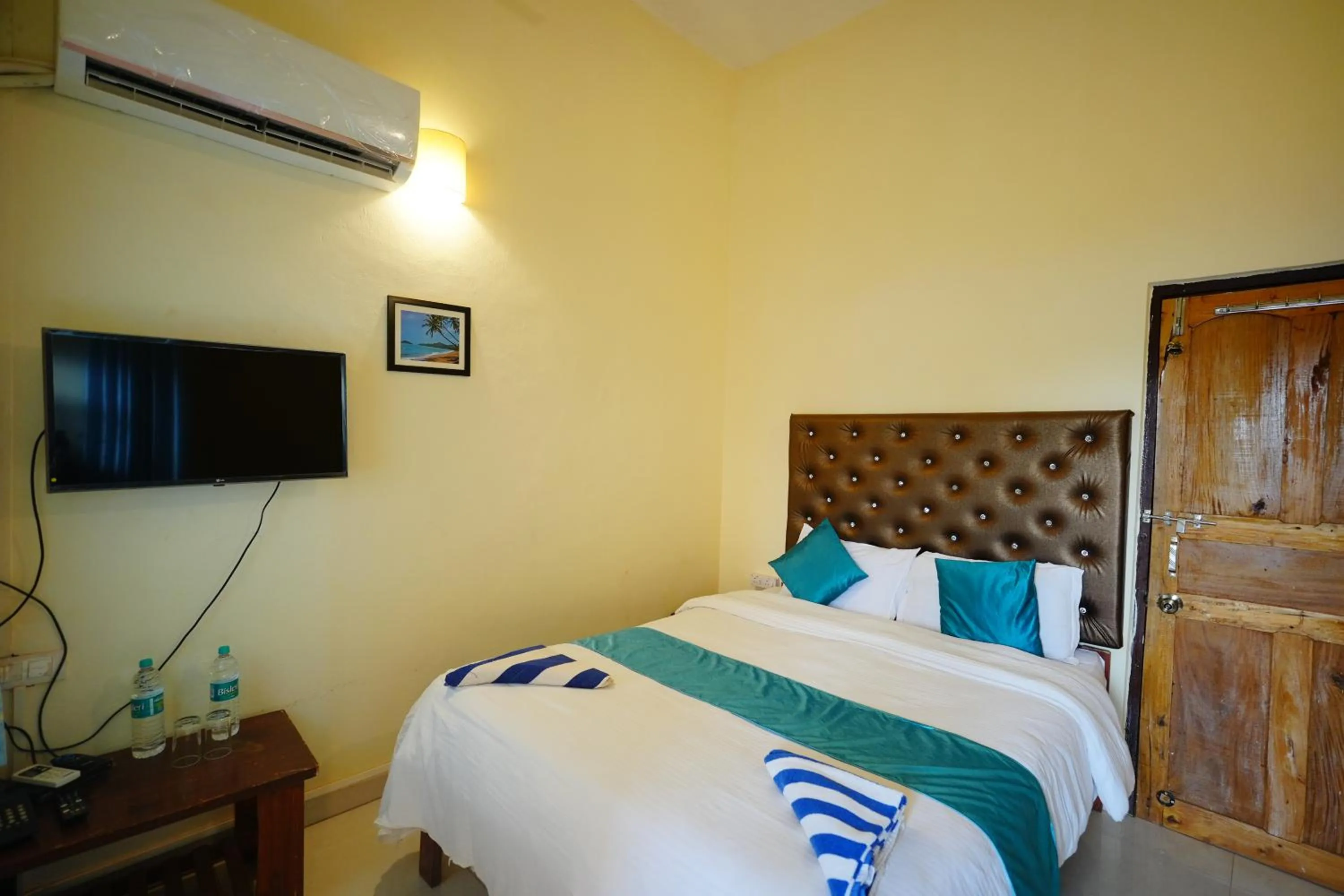Bed in Sunset & Waves Resort, Mandrem Beach