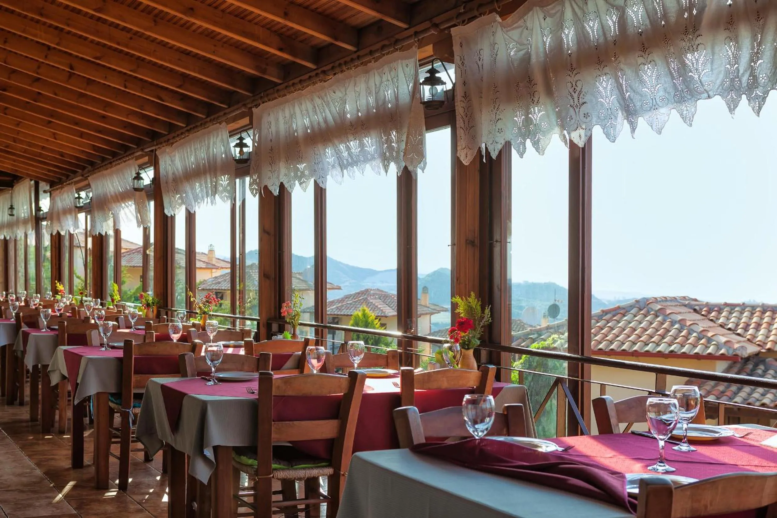 Restaurant/places to eat in Akritas Ef Zin Villas & Suites