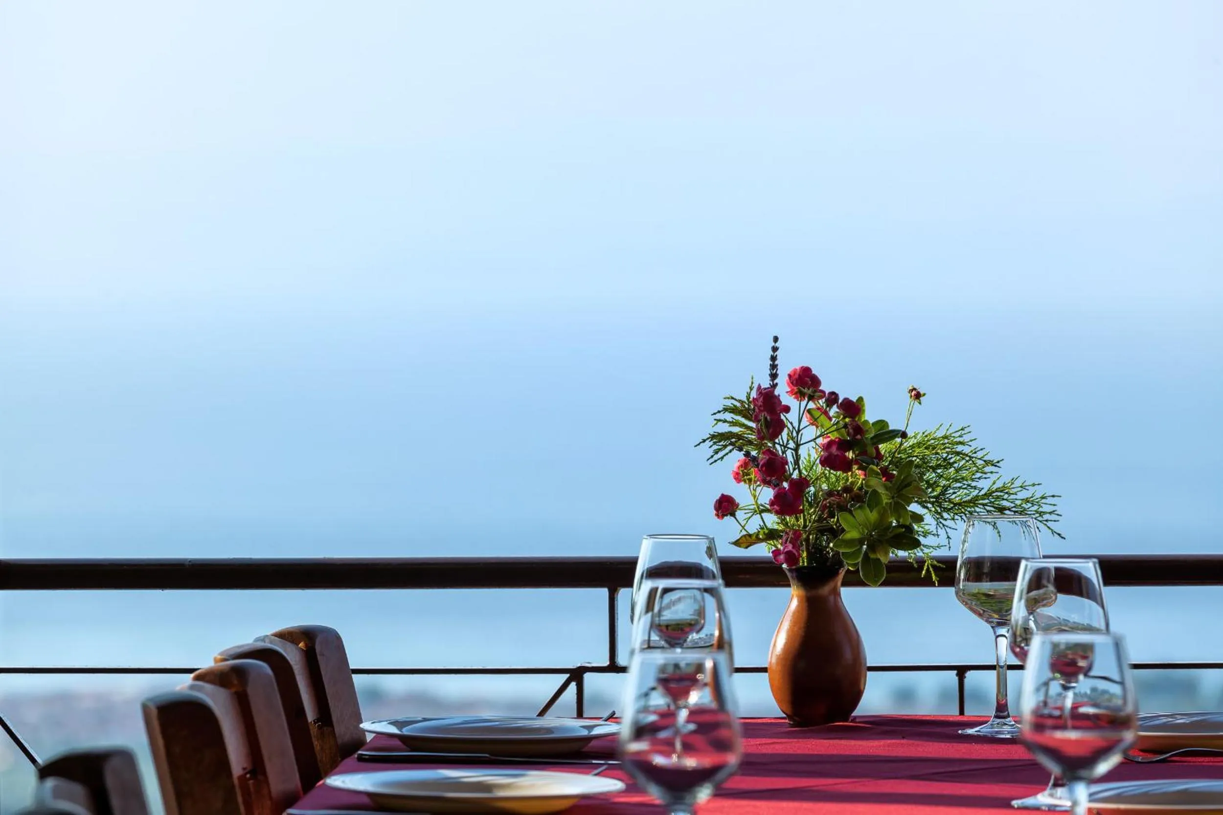 Restaurant/places to eat in Akritas Ef Zin Villas & Suites